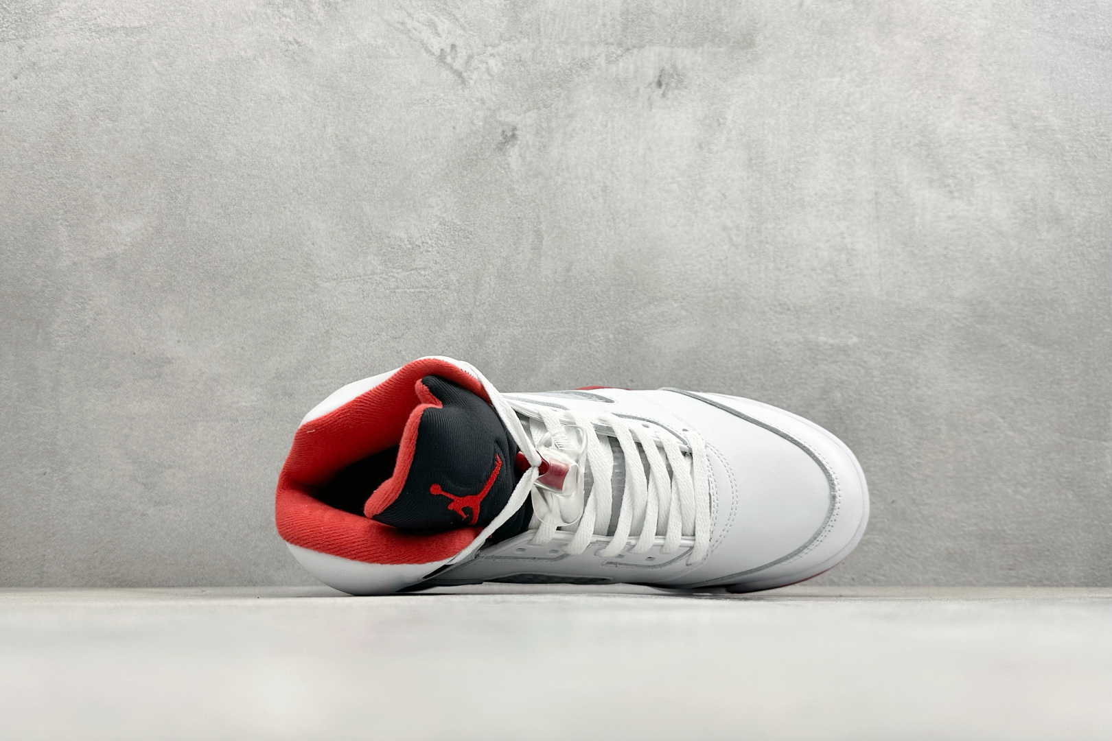 巅峰版Jordan Air Jordan 5 Retro 中帮复古篮球鞋 Air Jordan 5 Retro是耐克经典的中帮复古篮球鞋 HQ7978-101