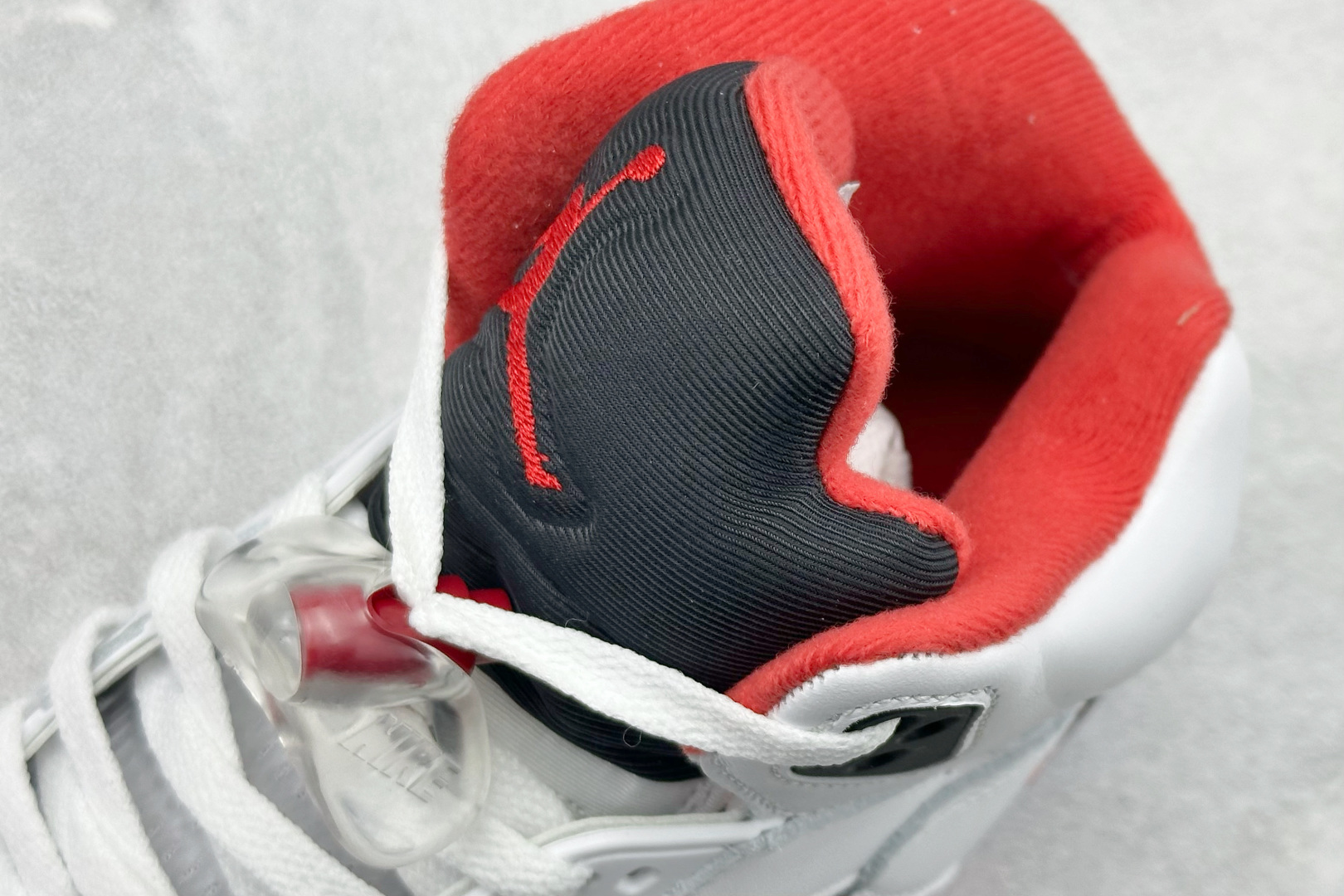 巅峰版Jordan Air Jordan 5 Retro 中帮复古篮球鞋 Air Jordan 5 Retro是耐克经典的中帮复古篮球鞋 HQ7978-101