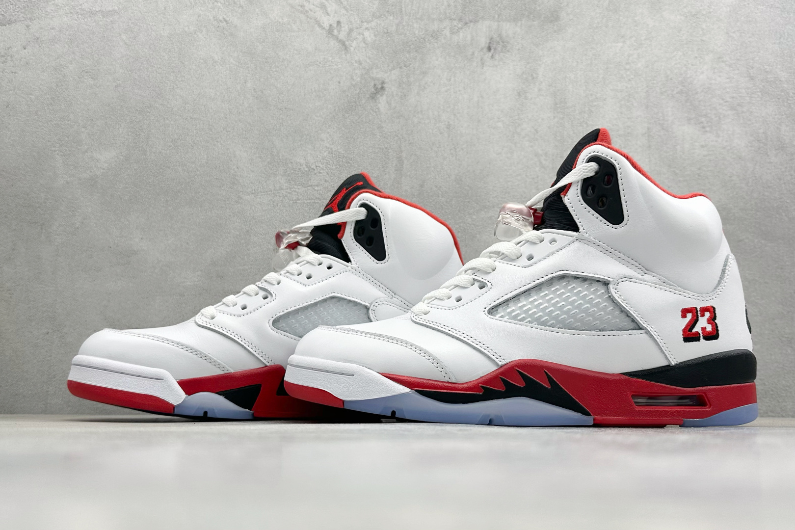 巅峰版Jordan Air Jordan 5 Retro 中帮复古篮球鞋 Air Jordan 5 Retro是耐克经典的中帮复古篮球鞋 HQ7978-101