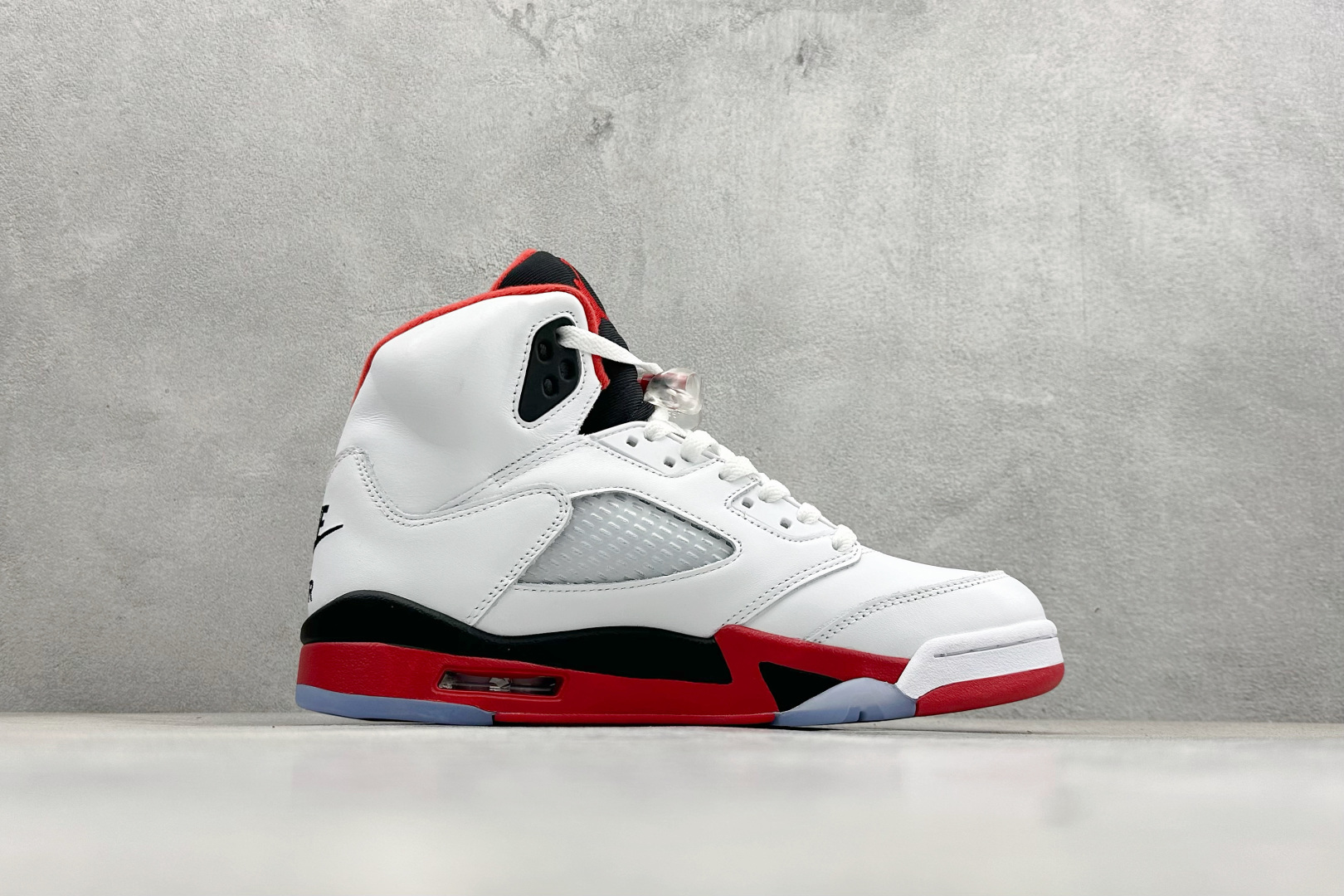 巅峰版Jordan Air Jordan 5 Retro 中帮复古篮球鞋 Air Jordan 5 Retro是耐克经典的中帮复古篮球鞋 HQ7978-101