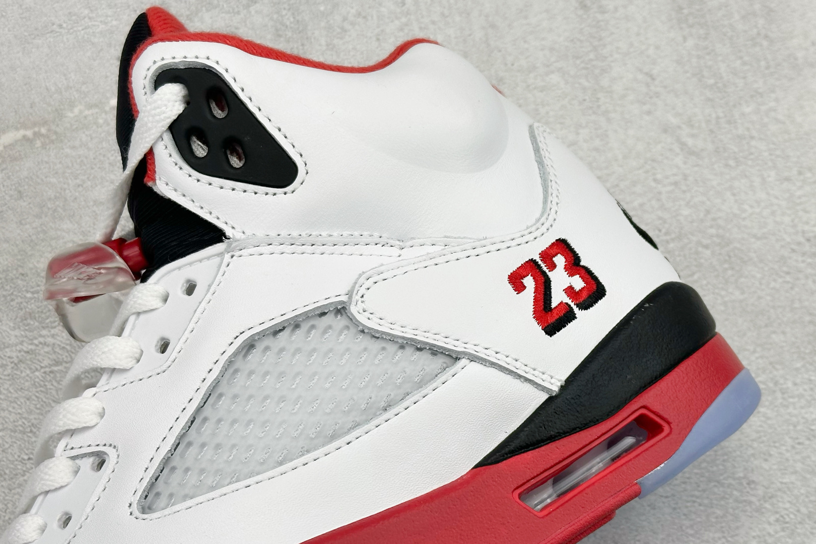 巅峰版Jordan Air Jordan 5 Retro 中帮复古篮球鞋 Air Jordan 5 Retro是耐克经典的中帮复古篮球鞋 HQ7978-101