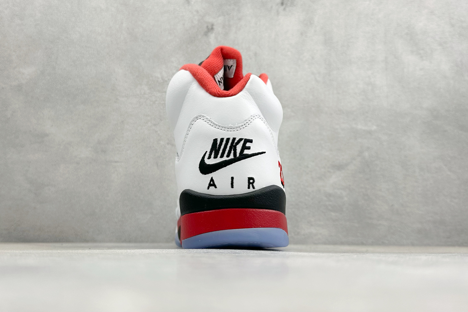 巅峰版Jordan Air Jordan 5 Retro 中帮复古篮球鞋 Air Jordan 5 Retro是耐克经典的中帮复古篮球鞋 HQ7978-101