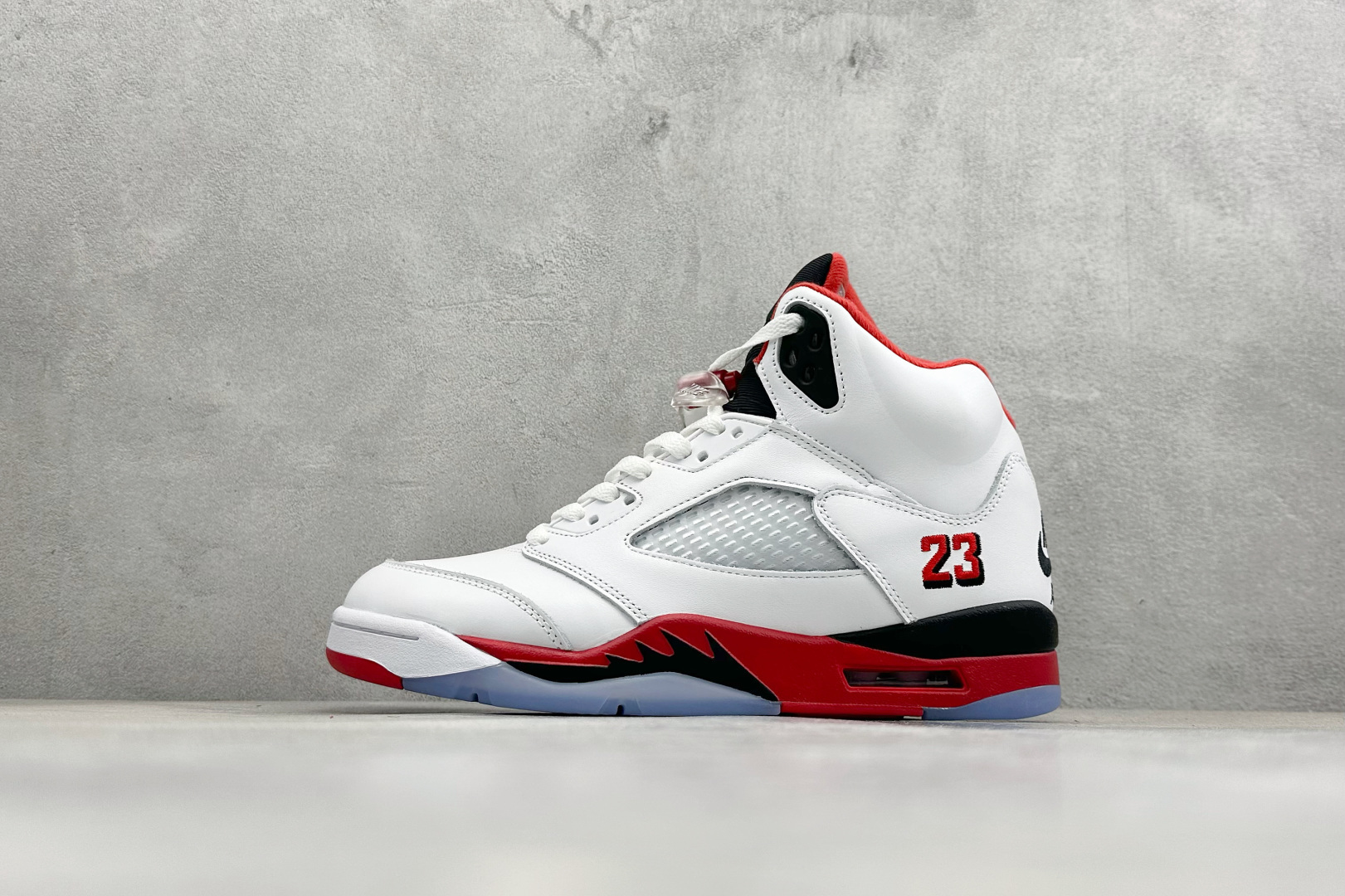 巅峰版Jordan Air Jordan 5 Retro 中帮复古篮球鞋 Air Jordan 5 Retro是耐克经典的中帮复古篮球鞋 HQ7978-101