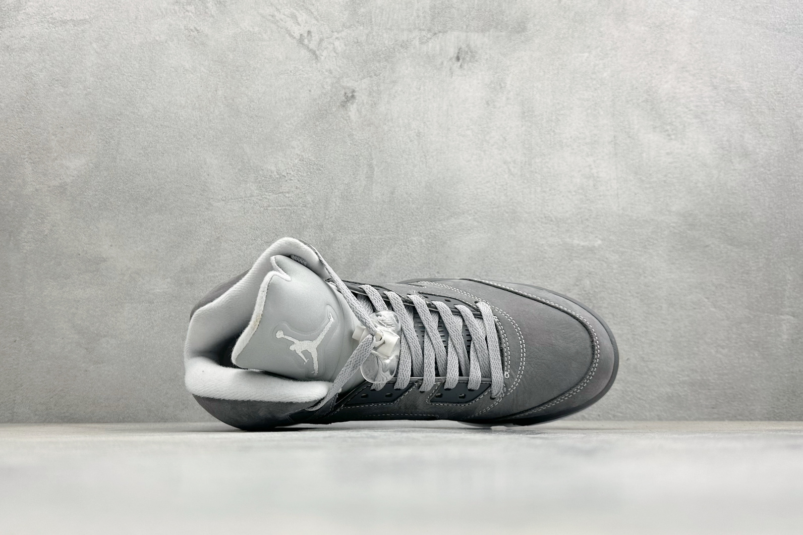 巅峰版Jordan Air Jordan 5 Retro 中帮复古篮球鞋 Air Jordan 5 Retro是耐克经典的中帮复古篮球鞋 DD0587-002
