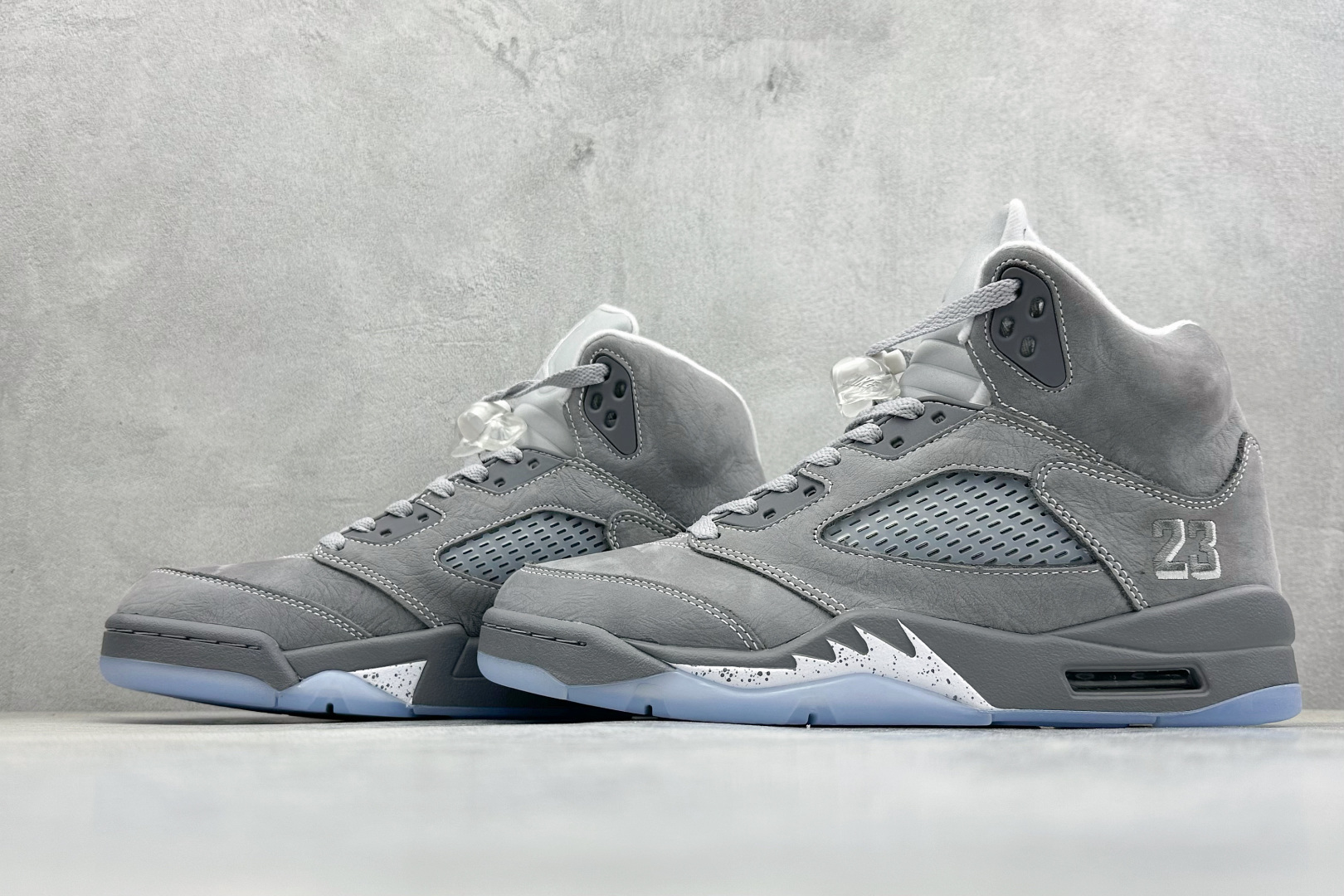 巅峰版Jordan Air Jordan 5 Retro 中帮复古篮球鞋 Air Jordan 5 Retro是耐克经典的中帮复古篮球鞋 DD0587-002