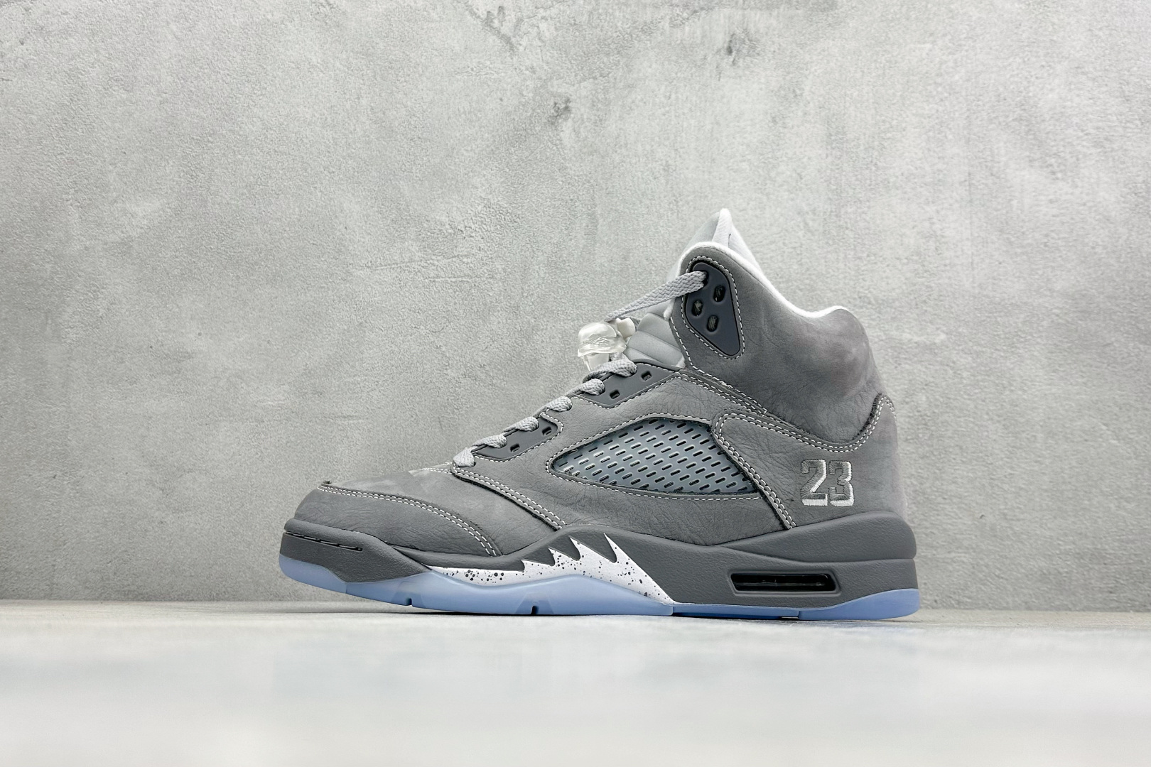 巅峰版Jordan Air Jordan 5 Retro 中帮复古篮球鞋 Air Jordan 5 Retro是耐克经典的中帮复古篮球鞋 DD0587-002