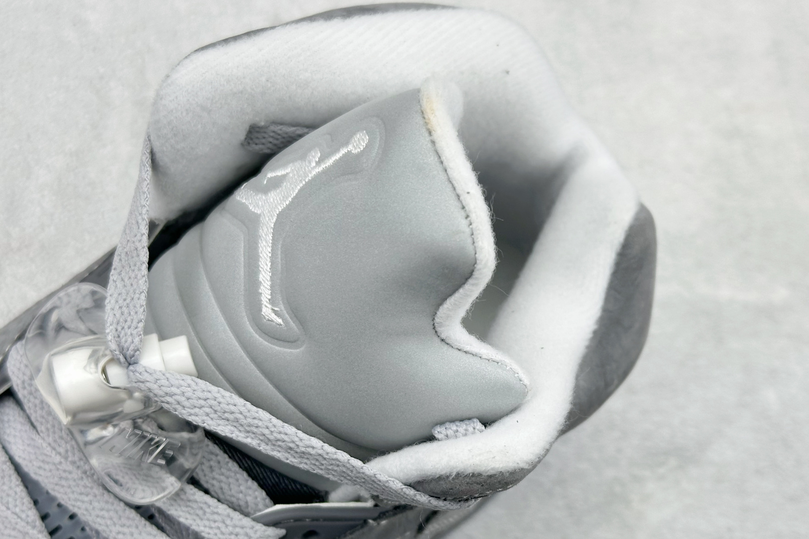 巅峰版Jordan Air Jordan 5 Retro 中帮复古篮球鞋 Air Jordan 5 Retro是耐克经典的中帮复古篮球鞋 DD0587-002