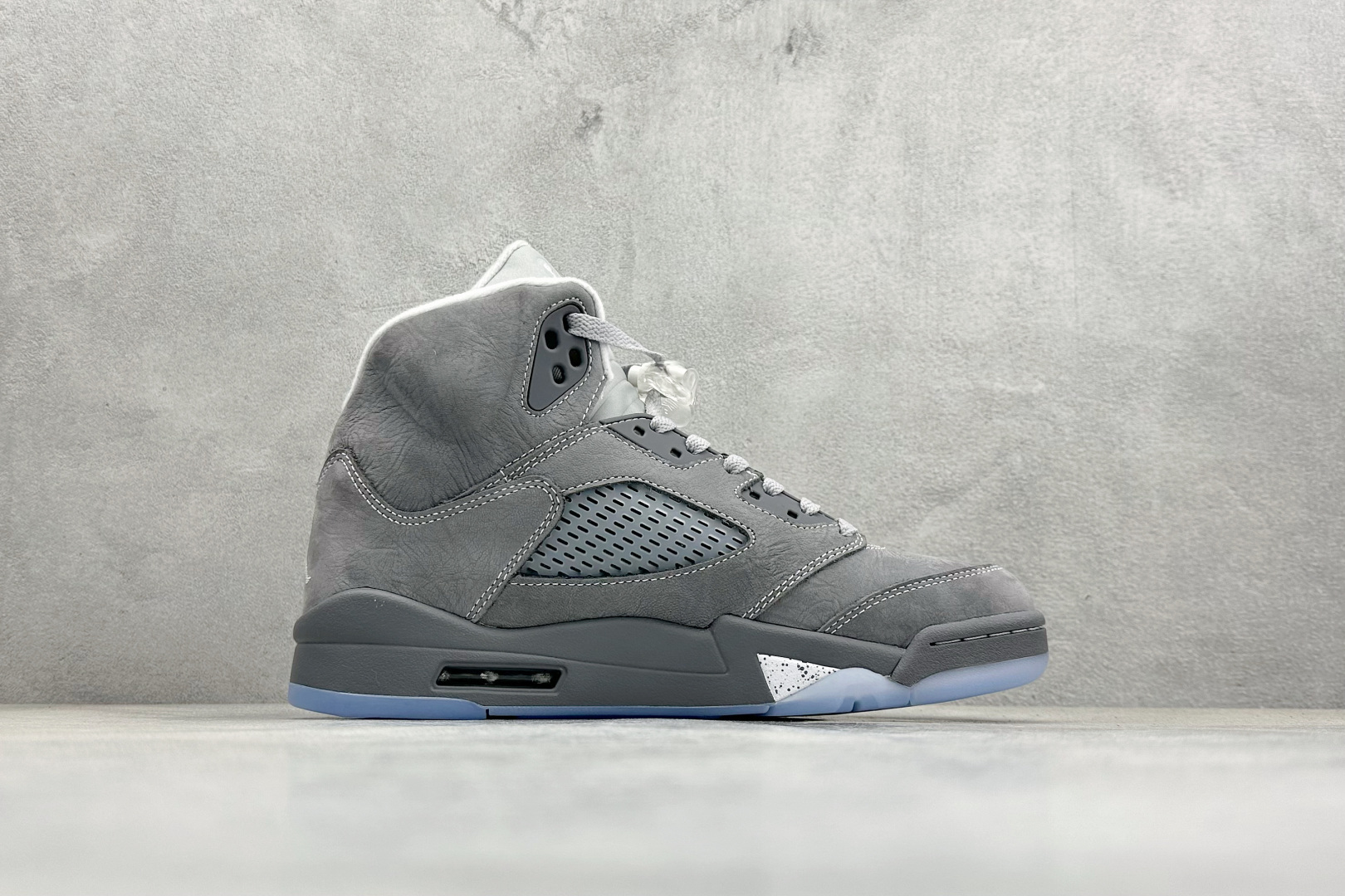 巅峰版Jordan Air Jordan 5 Retro 中帮复古篮球鞋 Air Jordan 5 Retro是耐克经典的中帮复古篮球鞋 DD0587-002