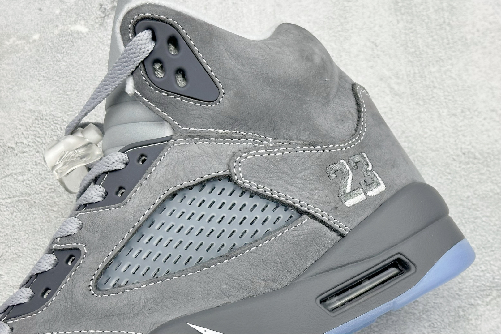巅峰版Jordan Air Jordan 5 Retro 中帮复古篮球鞋 Air Jordan 5 Retro是耐克经典的中帮复古篮球鞋 DD0587-002
