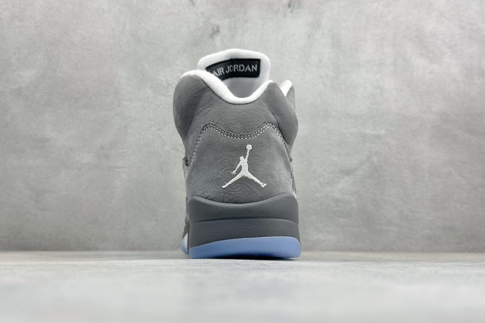 巅峰版Jordan Air Jordan 5 Retro 中帮复古篮球鞋 Air Jordan 5 Retro是耐克经典的中帮复古篮球鞋 DD0587-002