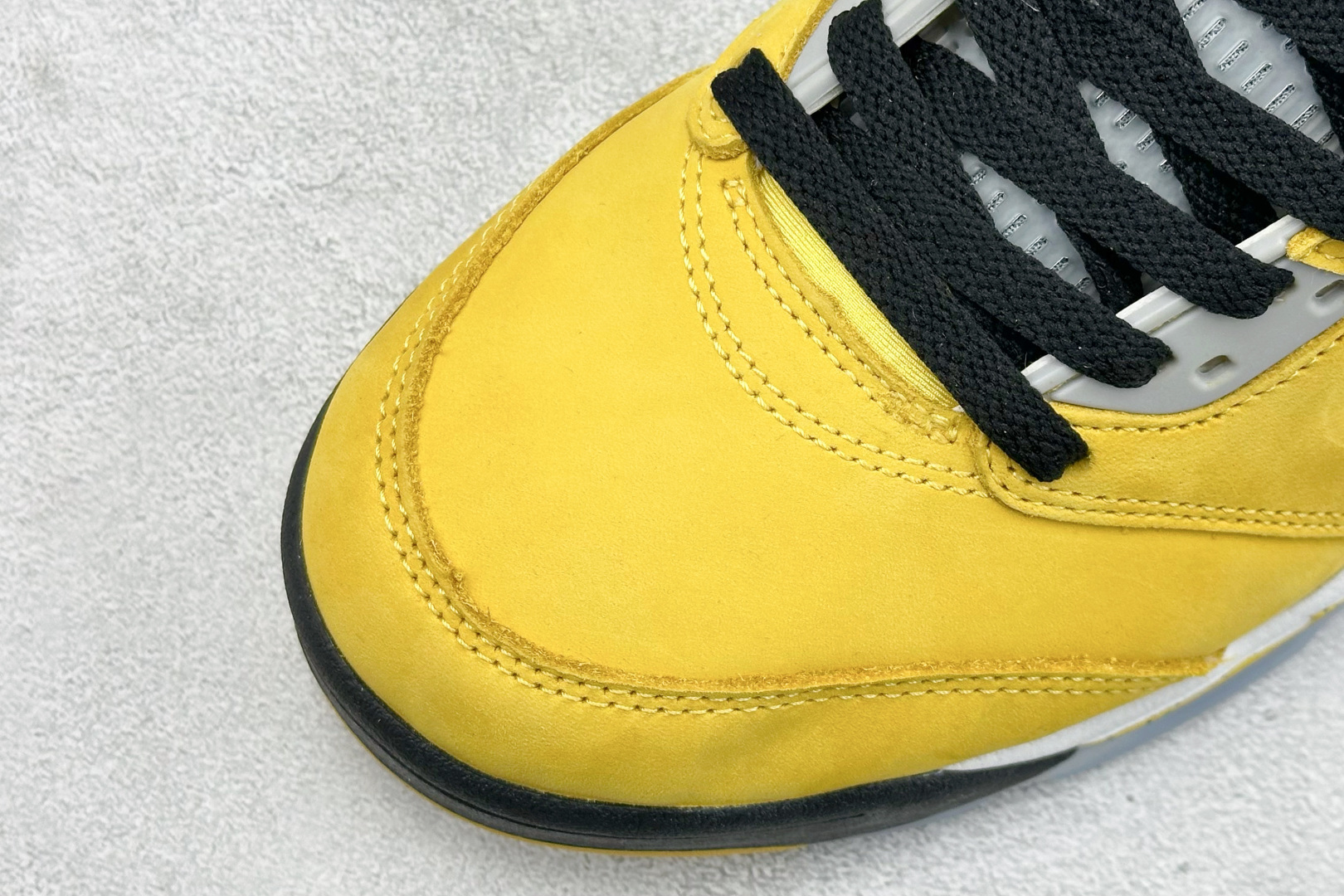 巅峰版Jordan Air Jordan 5 Retro 中帮复古篮球鞋 Air Jordan 5 Retro是耐克经典的中帮复古篮球鞋 IO3372-700