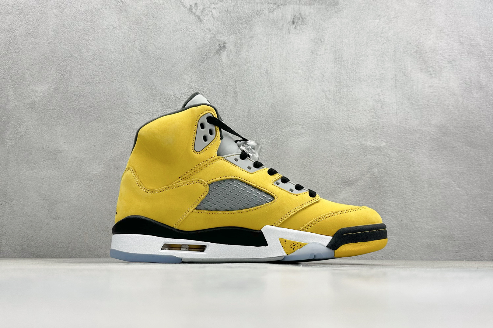 巅峰版Jordan Air Jordan 5 Retro 中帮复古篮球鞋 Air Jordan 5 Retro是耐克经典的中帮复古篮球鞋 IO3372-700