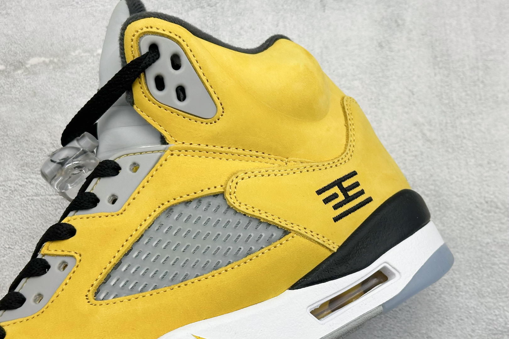 巅峰版Jordan Air Jordan 5 Retro 中帮复古篮球鞋 Air Jordan 5 Retro是耐克经典的中帮复古篮球鞋 IO3372-700