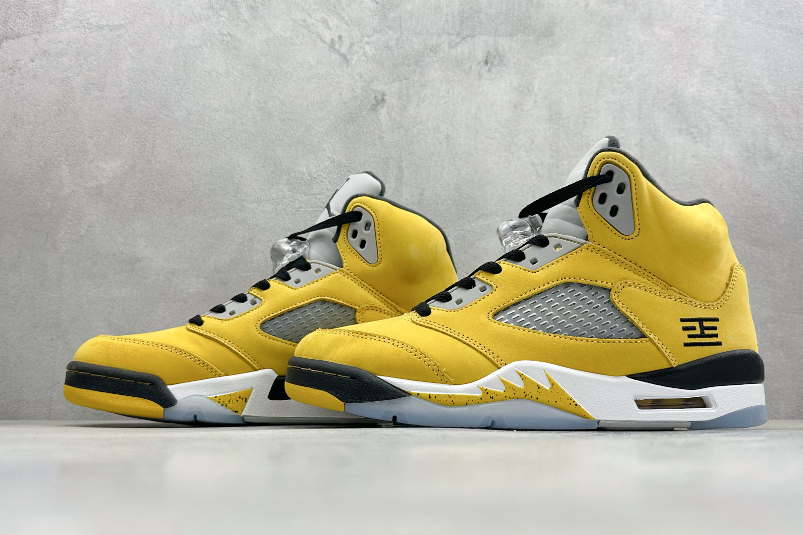巅峰版Jordan Air Jordan 5 Retro 中帮复古篮球鞋 Air Jordan 5 Retro是耐克经典的中帮复古篮球鞋 IO3372-700