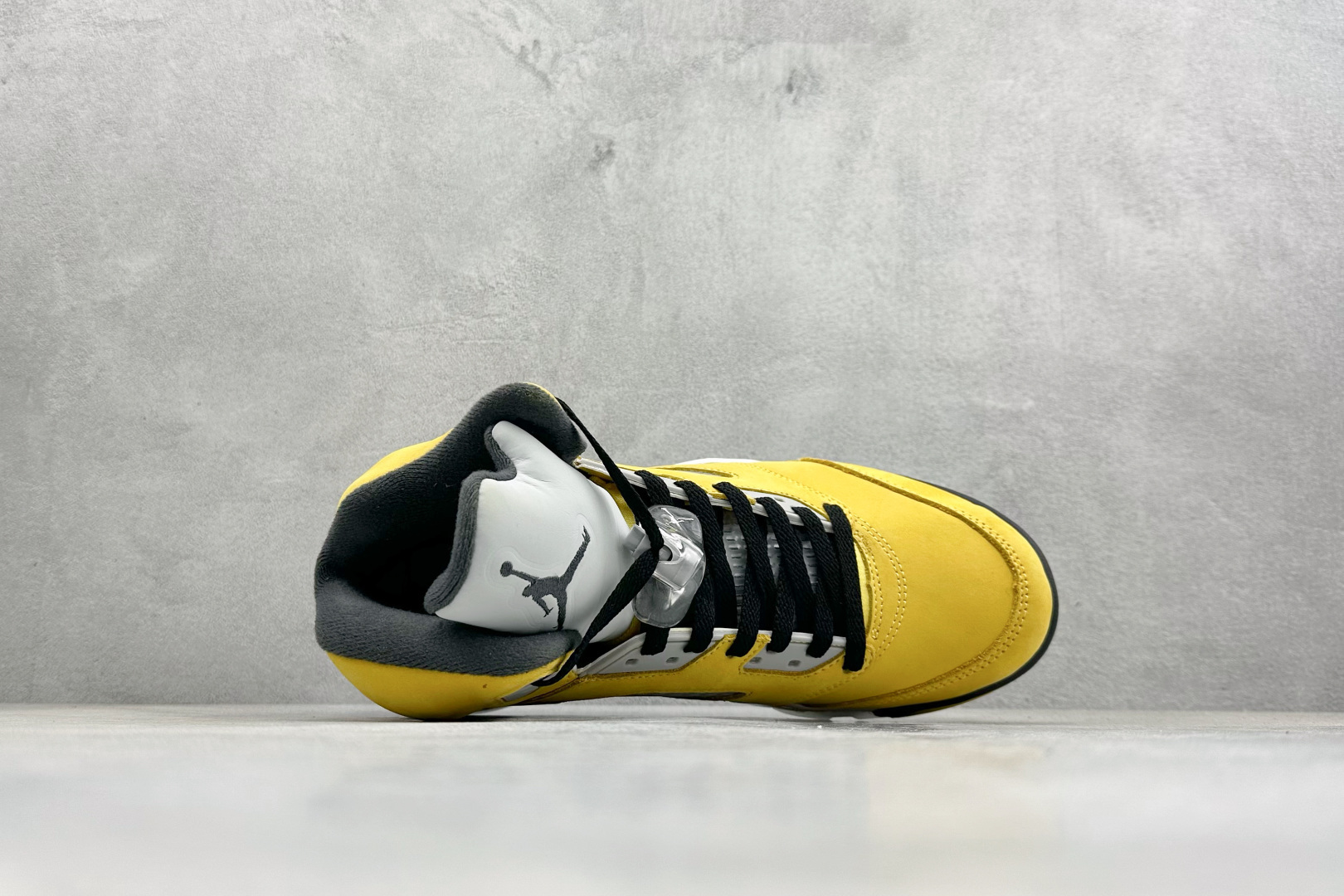 巅峰版Jordan Air Jordan 5 Retro 中帮复古篮球鞋 Air Jordan 5 Retro是耐克经典的中帮复古篮球鞋 IO3372-700