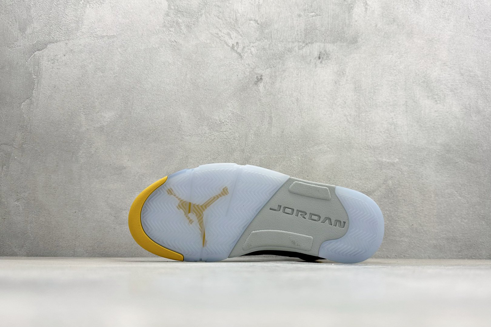 巅峰版Jordan Air Jordan 5 Retro 中帮复古篮球鞋 Air Jordan 5 Retro是耐克经典的中帮复古篮球鞋 IO3372-700
