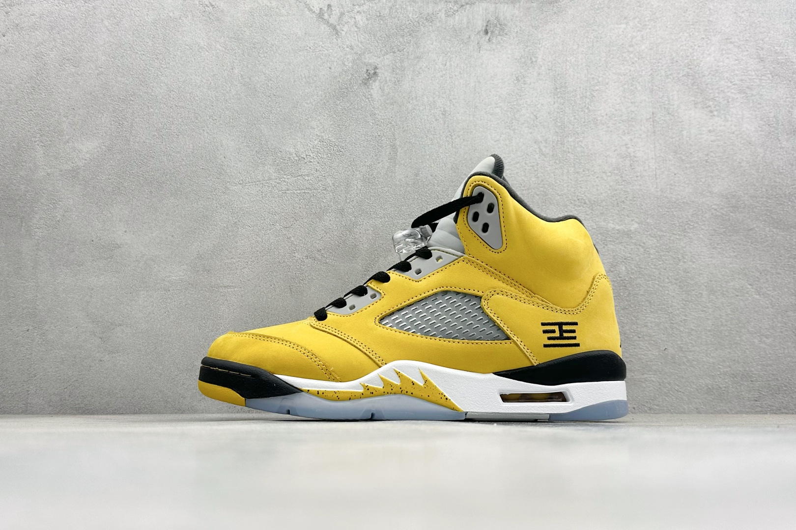 巅峰版Jordan Air Jordan 5 Retro 中帮复古篮球鞋 Air Jordan 5 Retro是耐克经典的中帮复古篮球鞋 IO3372-700