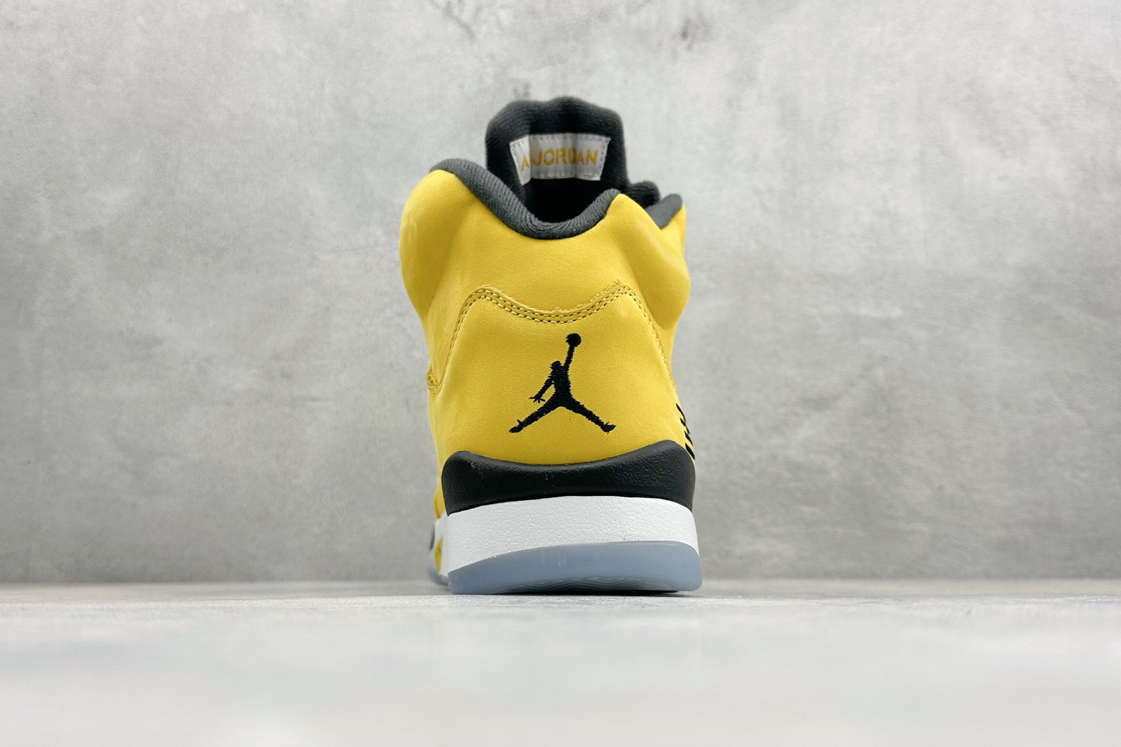 巅峰版Jordan Air Jordan 5 Retro 中帮复古篮球鞋 Air Jordan 5 Retro是耐克经典的中帮复古篮球鞋 IO3372-700