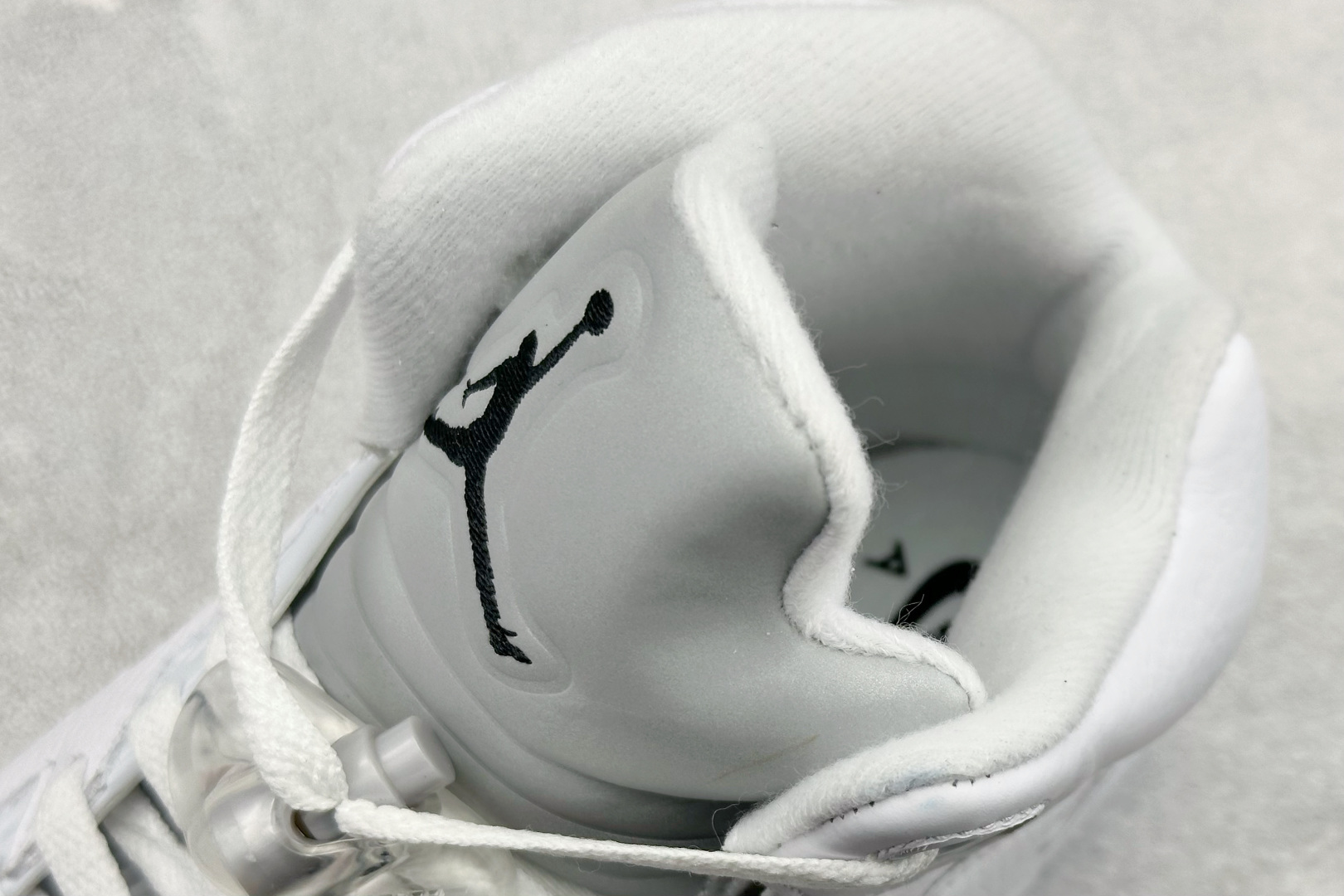 巅峰版Jordan Air Jordan 5 Retro 中帮复古篮球鞋 Air Jordan 5 Retro是耐克经典的中帮复古篮球鞋 HQ7978-103