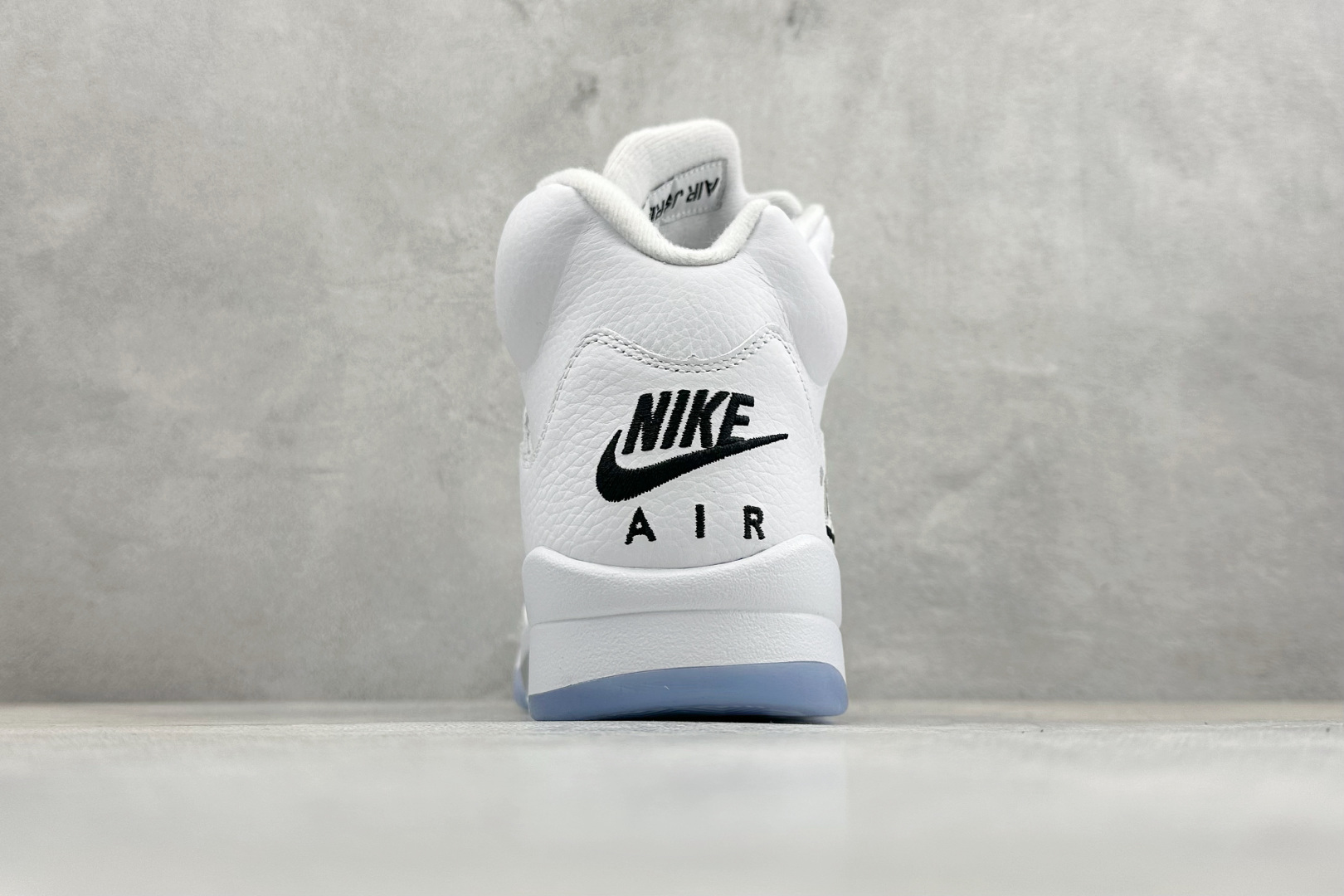 巅峰版Jordan Air Jordan 5 Retro 中帮复古篮球鞋 Air Jordan 5 Retro是耐克经典的中帮复古篮球鞋 HQ7978-103