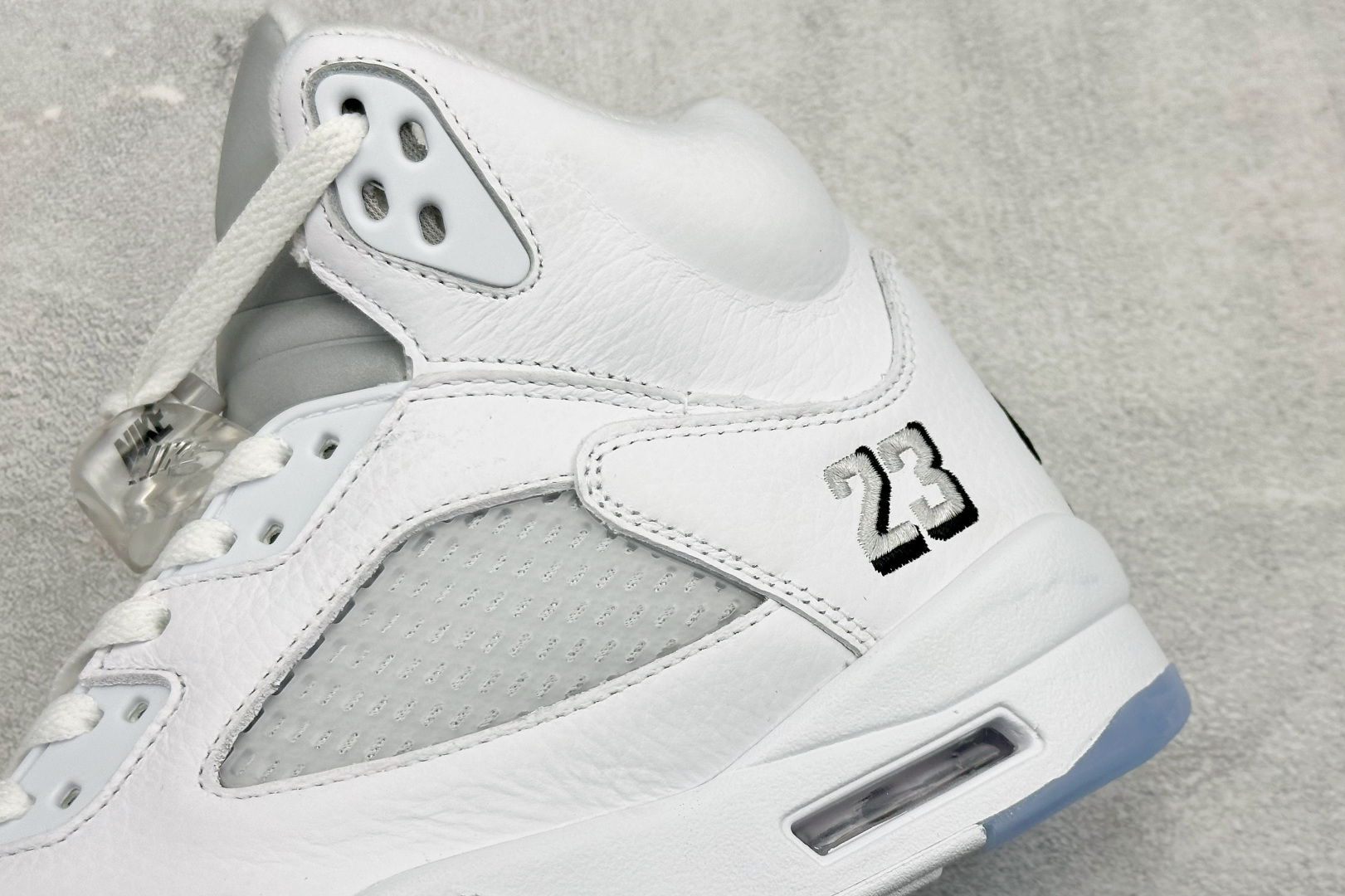 巅峰版Jordan Air Jordan 5 Retro 中帮复古篮球鞋 Air Jordan 5 Retro是耐克经典的中帮复古篮球鞋 HQ7978-103