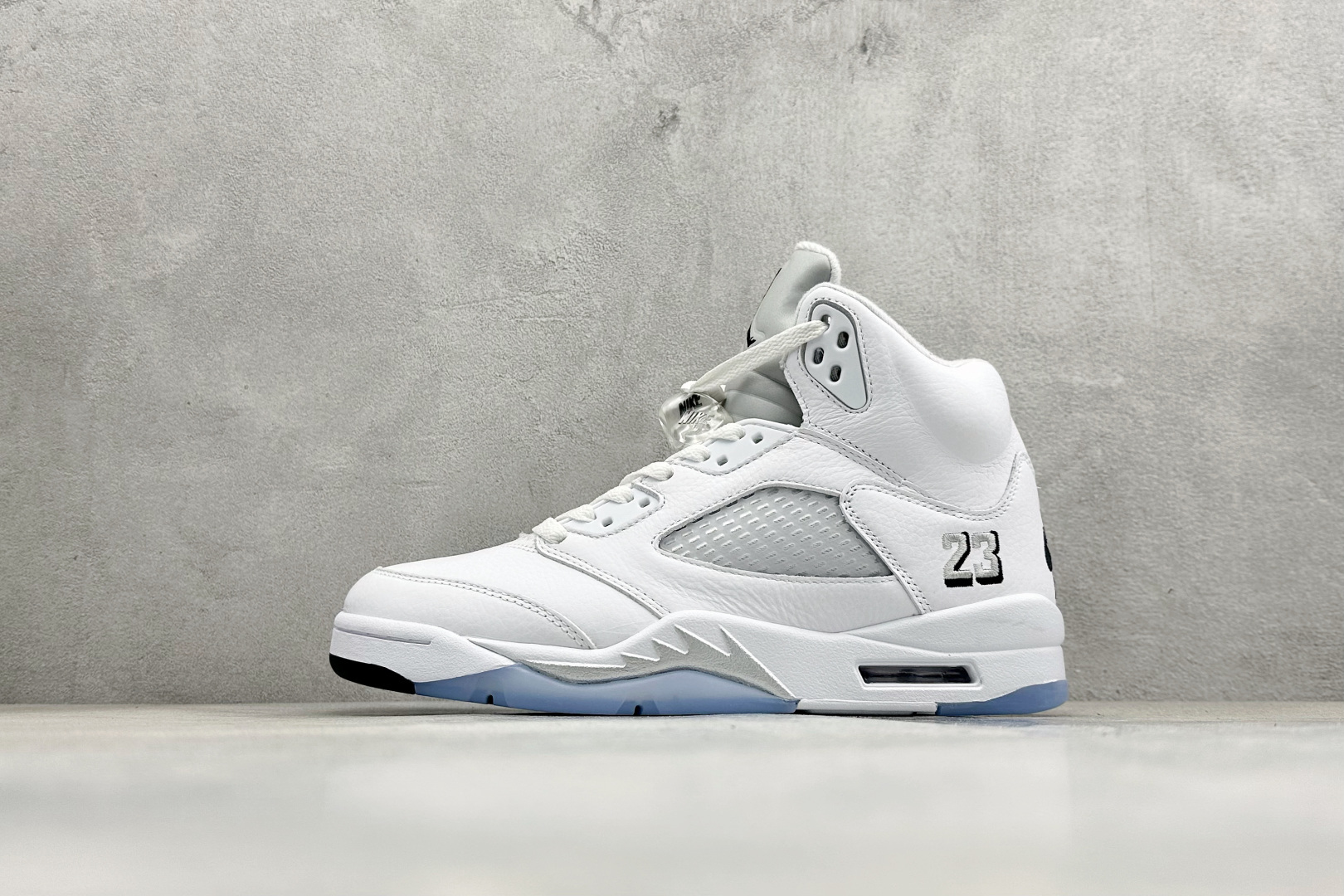 巅峰版Jordan Air Jordan 5 Retro 中帮复古篮球鞋 Air Jordan 5 Retro是耐克经典的中帮复古篮球鞋 HQ7978-103