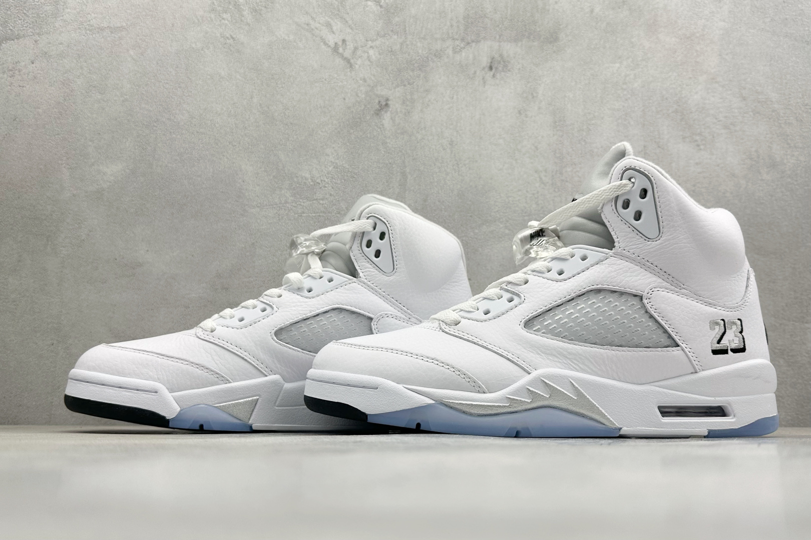 巅峰版Jordan Air Jordan 5 Retro 中帮复古篮球鞋 Air Jordan 5 Retro是耐克经典的中帮复古篮球鞋 HQ7978-103