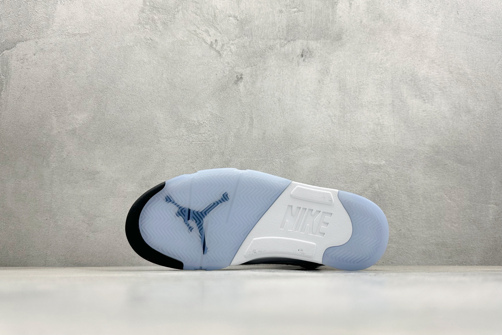 巅峰版Jordan Air Jordan 5 Retro 中帮复古篮球鞋 Air Jordan 5 Retro是耐克经典的中帮复古篮球鞋 HQ7978-103