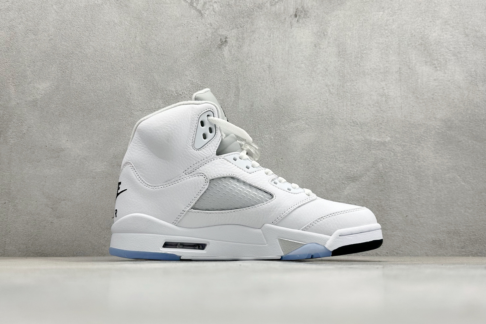 巅峰版Jordan Air Jordan 5 Retro 中帮复古篮球鞋 Air Jordan 5 Retro是耐克经典的中帮复古篮球鞋 HQ7978-103