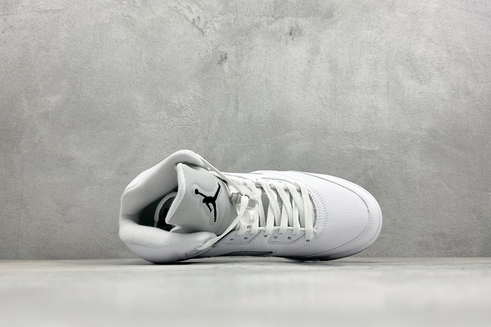 巅峰版Jordan Air Jordan 5 Retro 中帮复古篮球鞋 Air Jordan 5 Retro是耐克经典的中帮复古篮球鞋 HQ7978-103