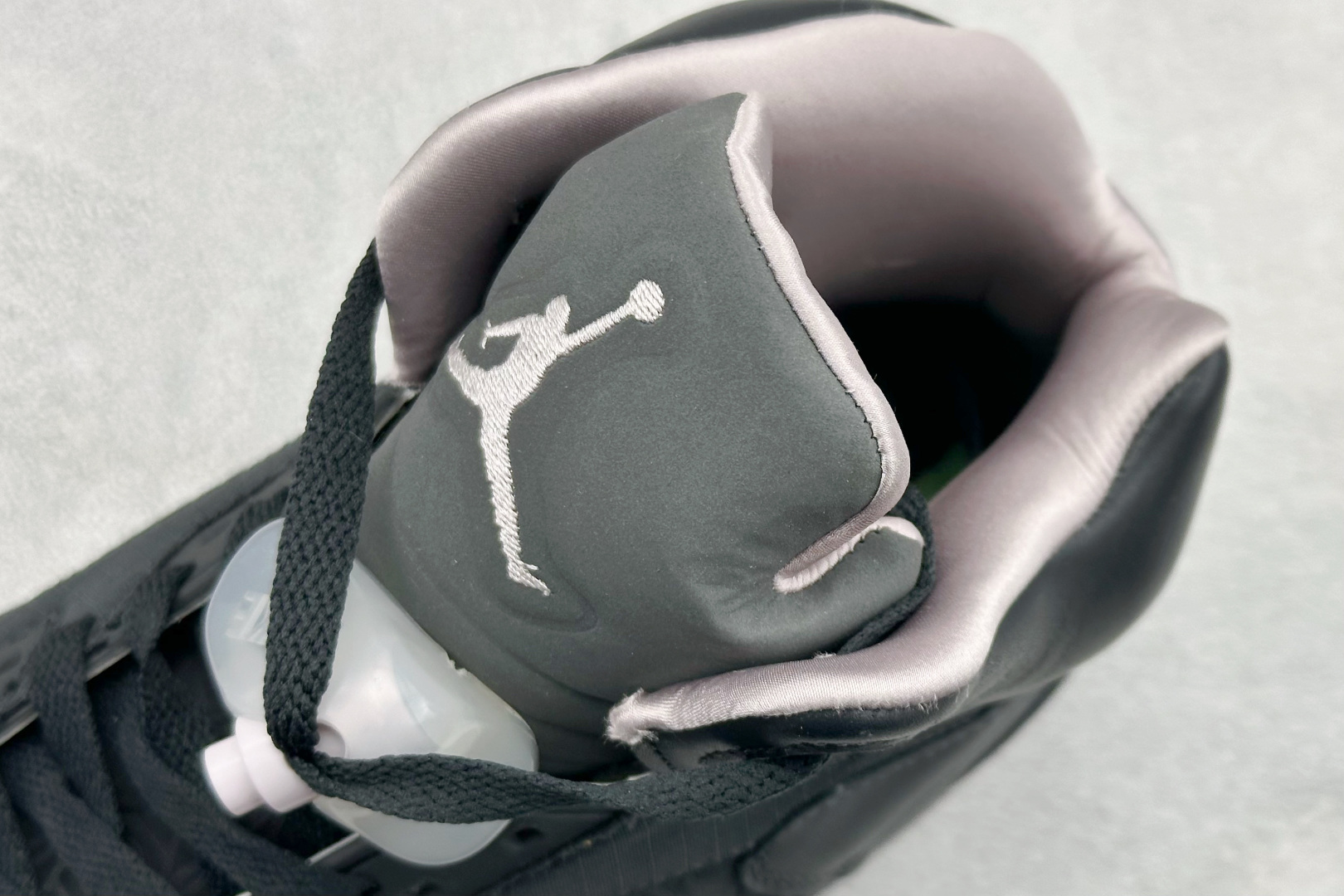 巅峰版Jordan Air Jordan 5 Retro 中帮复古篮球鞋 Air Jordan 5 Retro是耐克经典的中帮复古篮球鞋 HQ3004-001