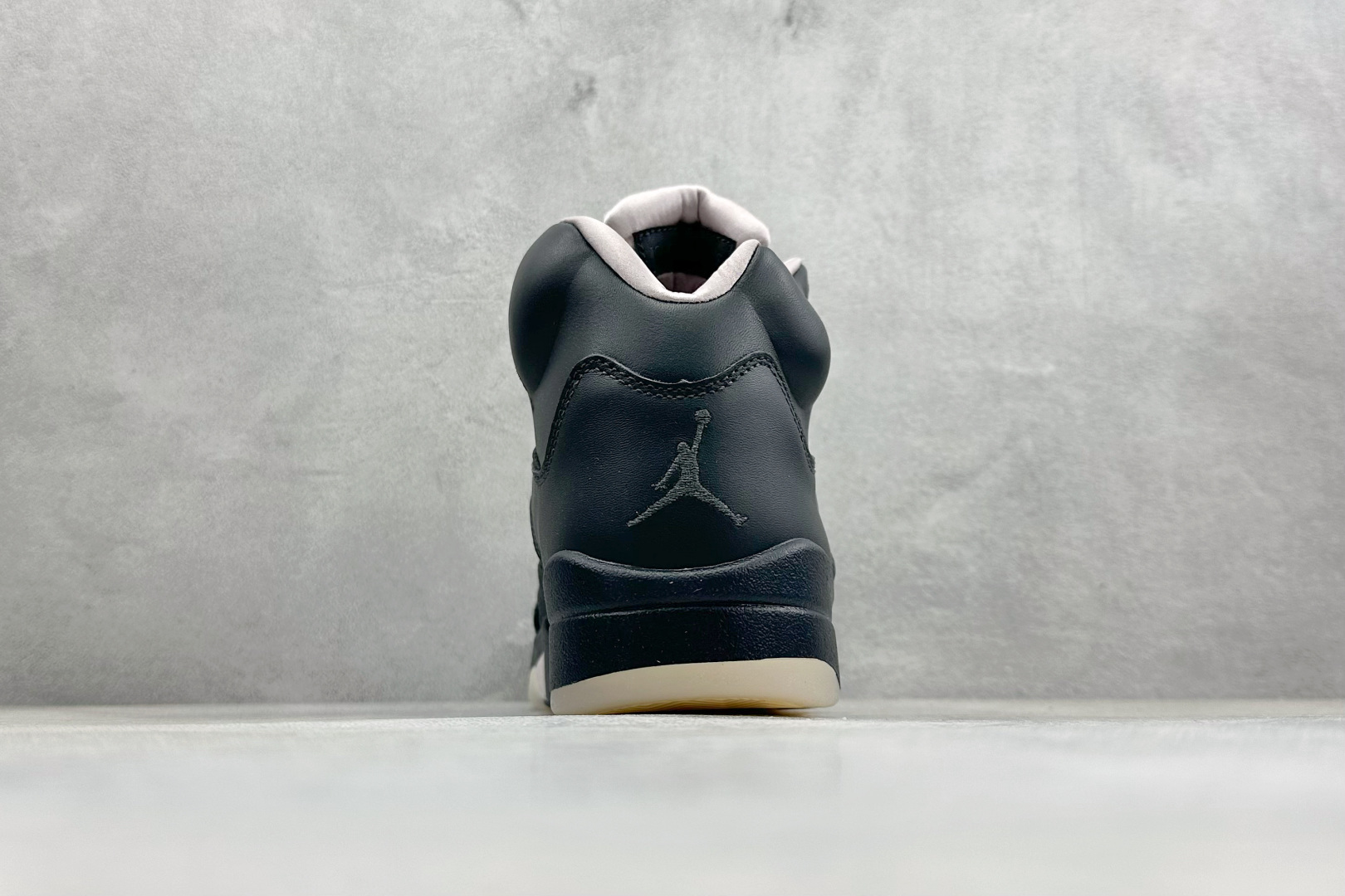 巅峰版Jordan Air Jordan 5 Retro 中帮复古篮球鞋 Air Jordan 5 Retro是耐克经典的中帮复古篮球鞋 HQ3004-001