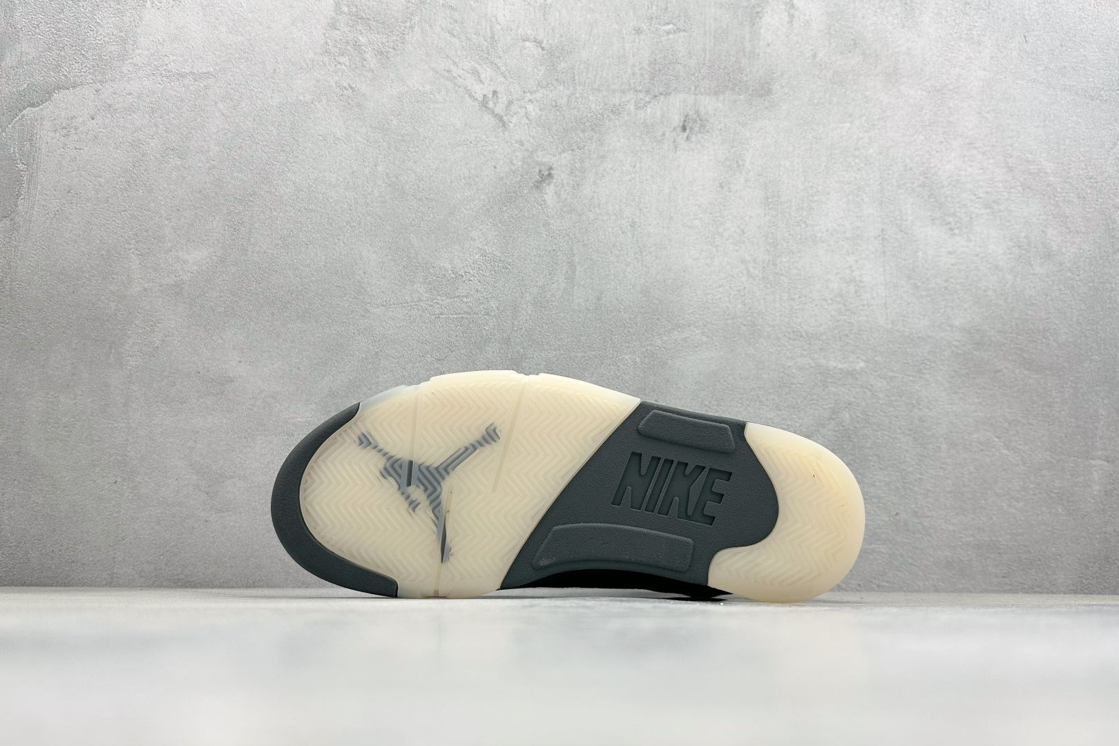 巅峰版Jordan Air Jordan 5 Retro 中帮复古篮球鞋 Air Jordan 5 Retro是耐克经典的中帮复古篮球鞋 HQ3004-001