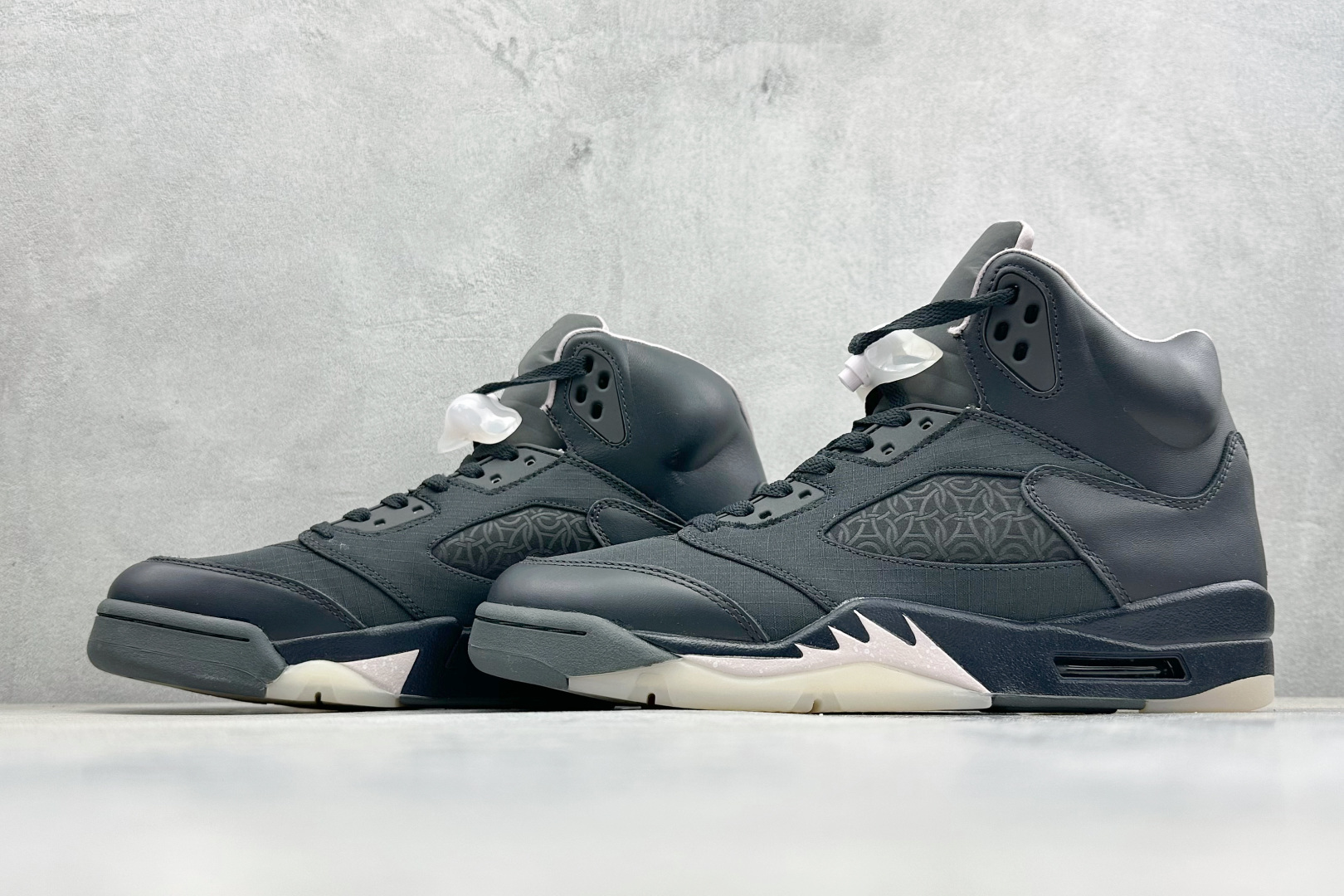 巅峰版Jordan Air Jordan 5 Retro 中帮复古篮球鞋 Air Jordan 5 Retro是耐克经典的中帮复古篮球鞋 HQ3004-001
