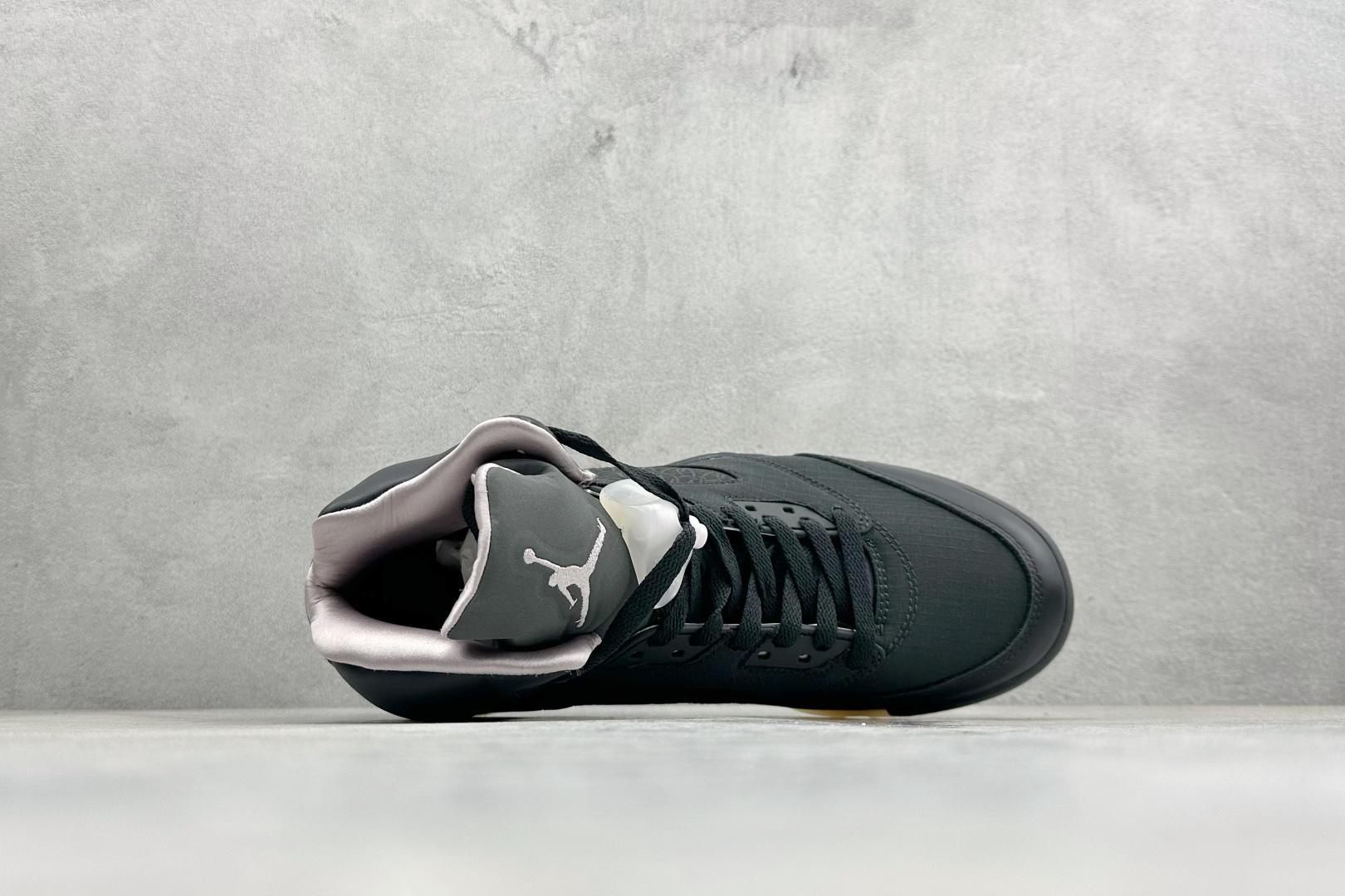 巅峰版Jordan Air Jordan 5 Retro 中帮复古篮球鞋 Air Jordan 5 Retro是耐克经典的中帮复古篮球鞋 HQ3004-001