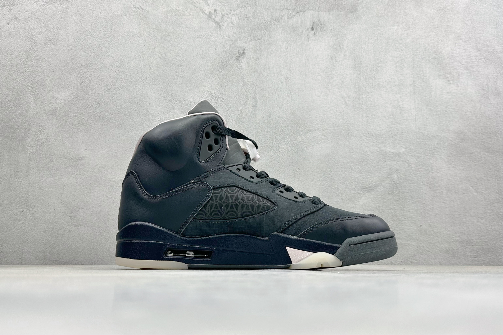 巅峰版Jordan Air Jordan 5 Retro 中帮复古篮球鞋 Air Jordan 5 Retro是耐克经典的中帮复古篮球鞋 HQ3004-001