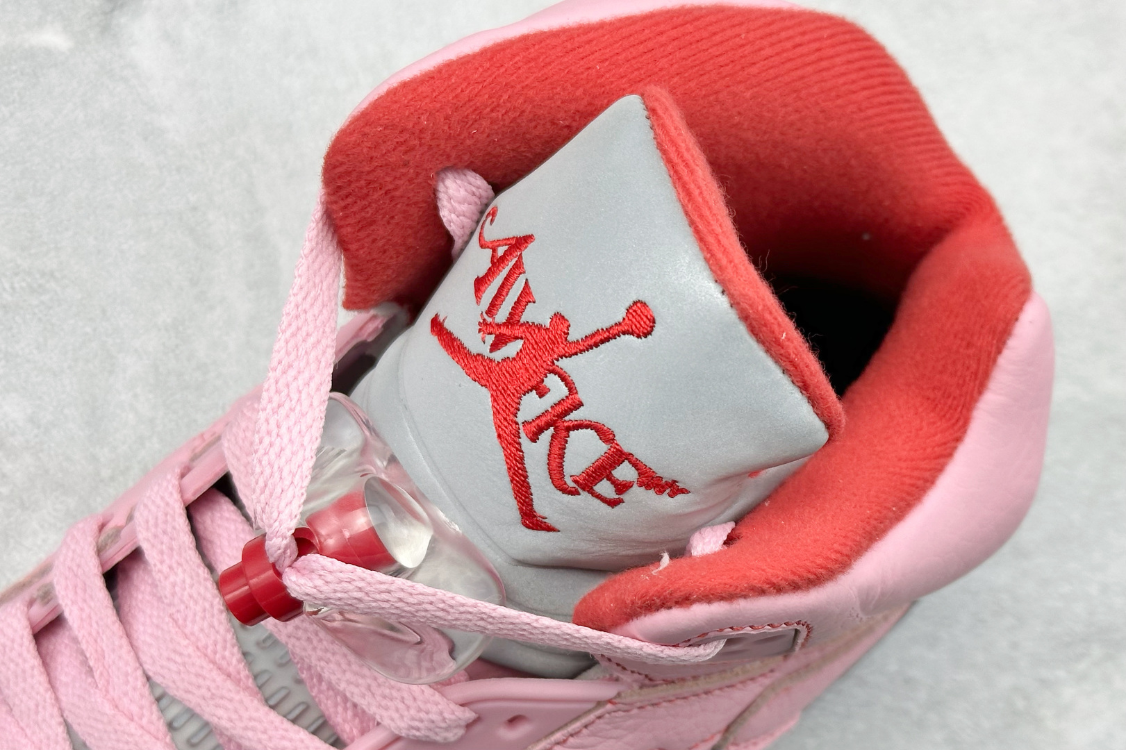巅峰版Jordan Air Jordan 5 Retro 中帮复古篮球鞋 Air Jordan 5 Retro是耐克经典的中帮复古篮球鞋 DV4982-600