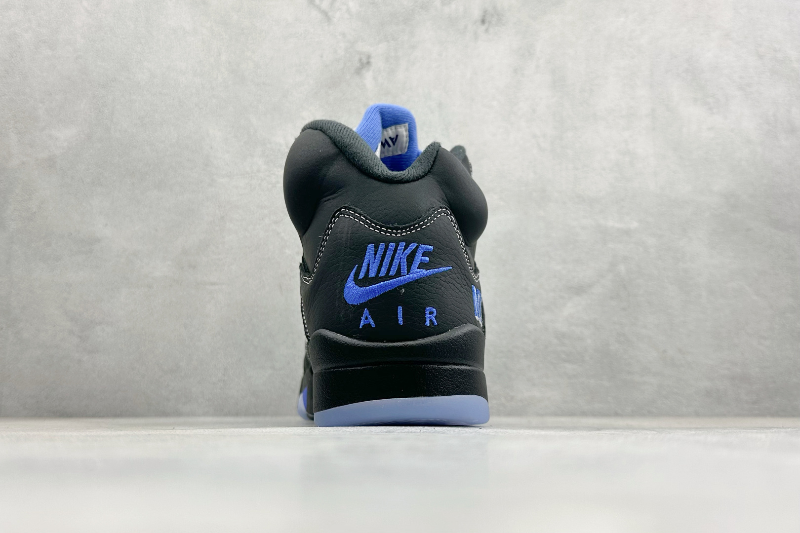 巅峰版Jordan Air Jordan 5 Retro 中帮复古篮球鞋 Air Jordan 5 Retro是耐克经典的中帮复古篮球鞋 DV4982-004