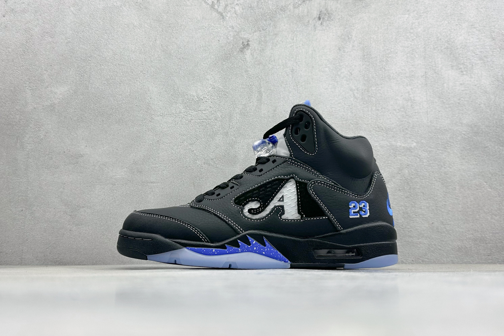 巅峰版Jordan Air Jordan 5 Retro 中帮复古篮球鞋 Air Jordan 5 Retro是耐克经典的中帮复古篮球鞋 DV4982-004