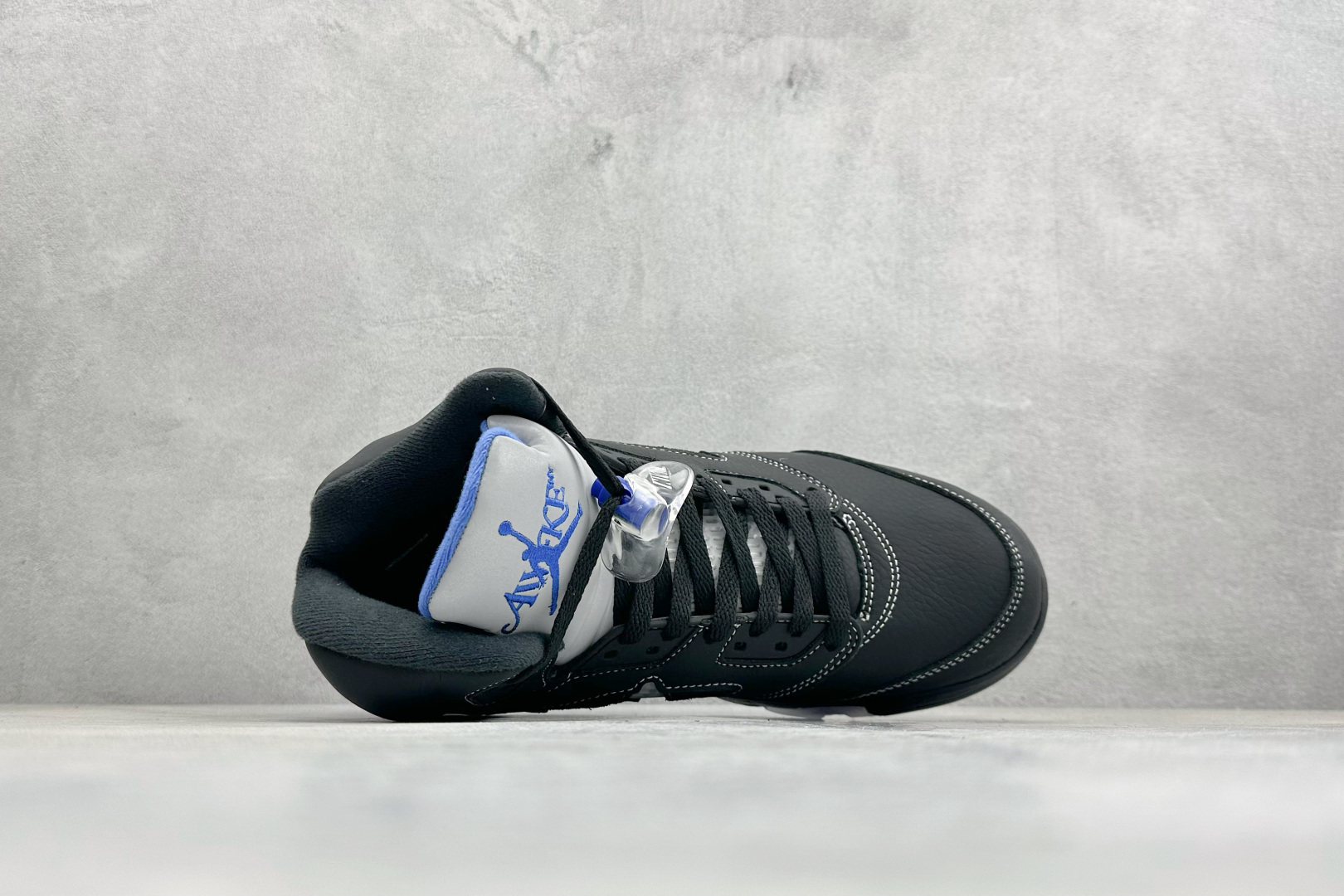 巅峰版Jordan Air Jordan 5 Retro 中帮复古篮球鞋 Air Jordan 5 Retro是耐克经典的中帮复古篮球鞋 DV4982-004