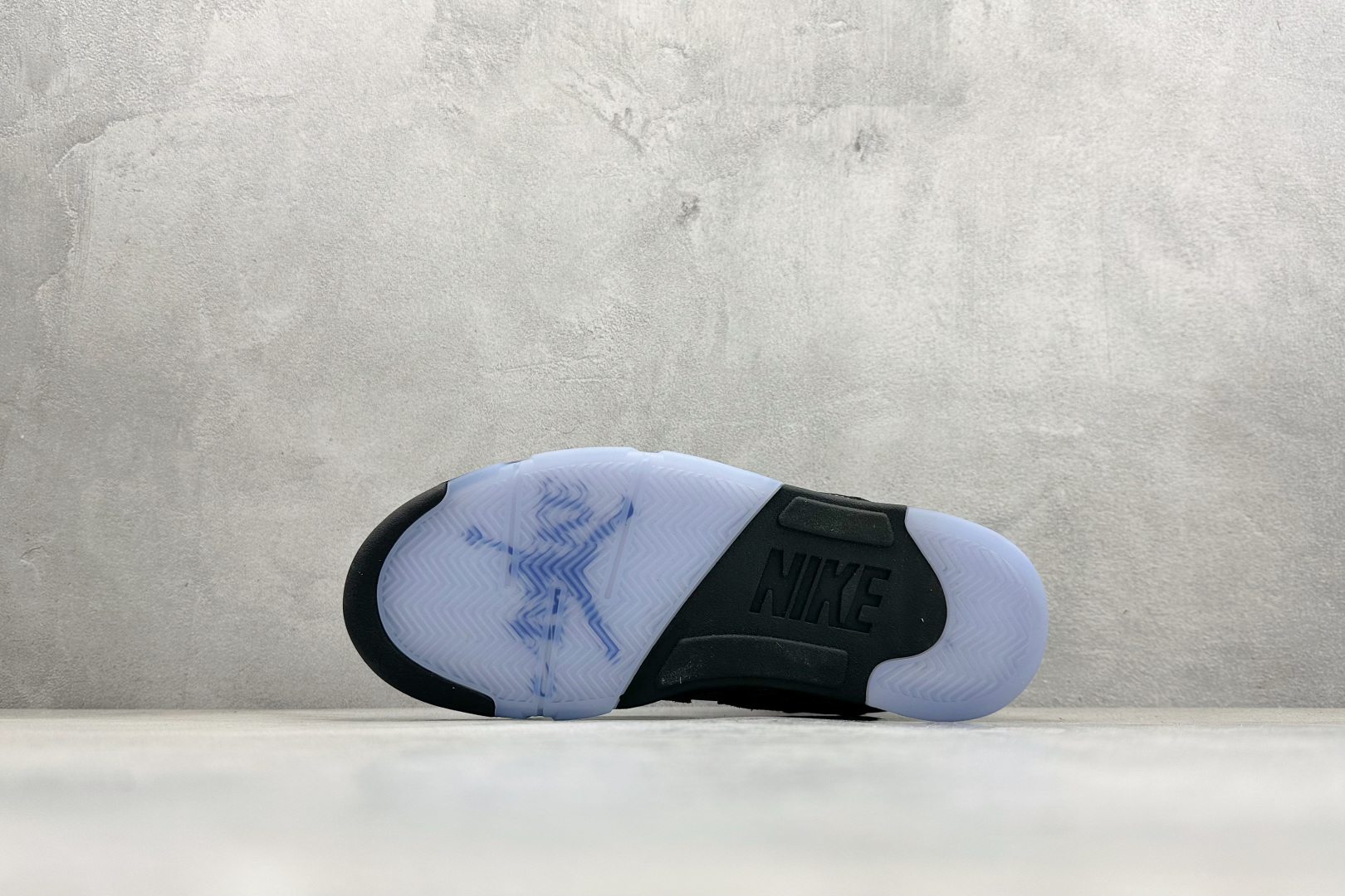 巅峰版Jordan Air Jordan 5 Retro 中帮复古篮球鞋 Air Jordan 5 Retro是耐克经典的中帮复古篮球鞋 DV4982-004