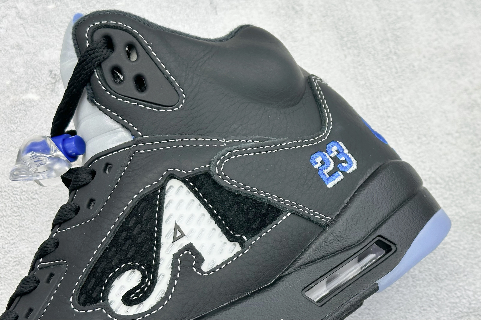 巅峰版Jordan Air Jordan 5 Retro 中帮复古篮球鞋 Air Jordan 5 Retro是耐克经典的中帮复古篮球鞋 DV4982-004