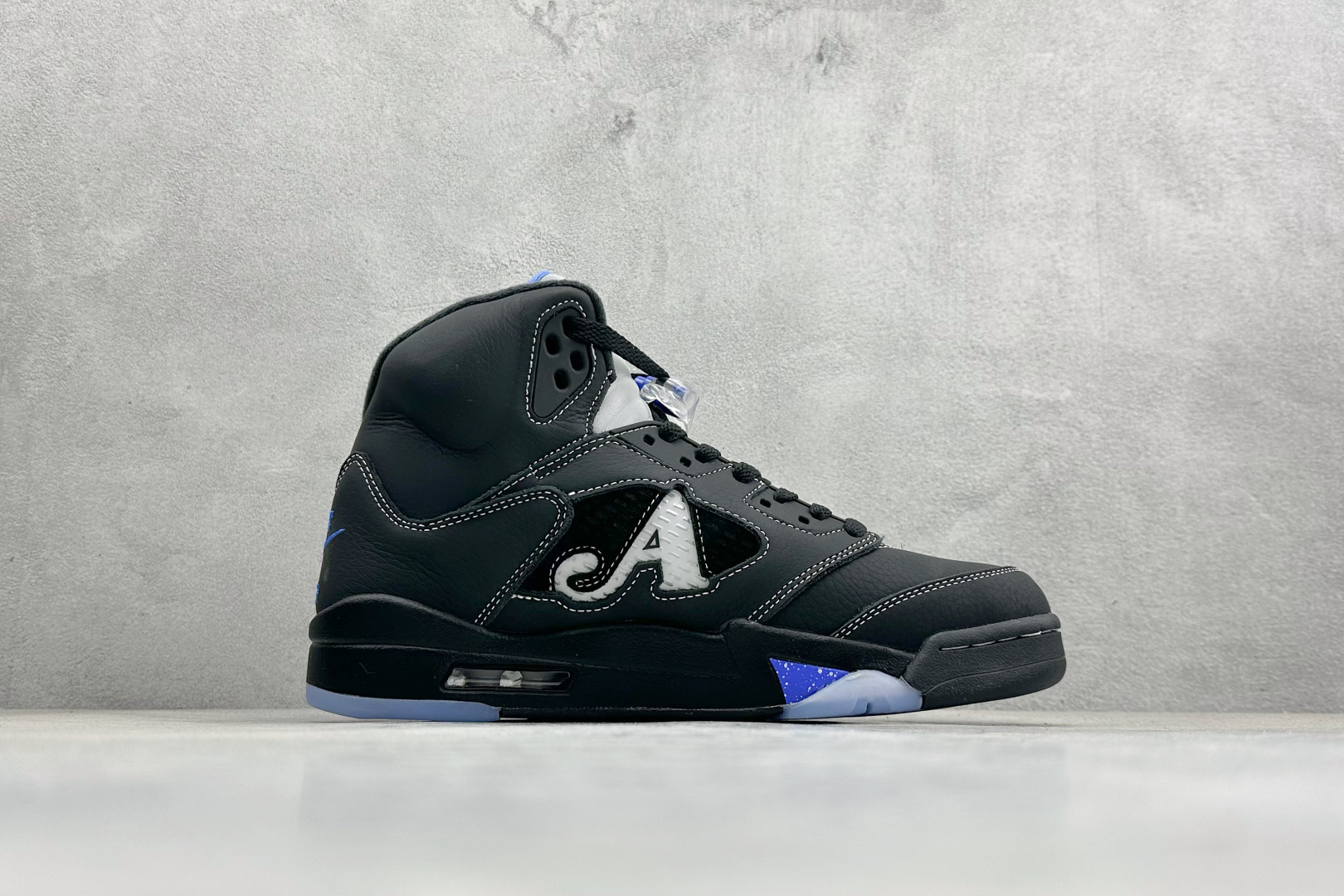 巅峰版Jordan Air Jordan 5 Retro 中帮复古篮球鞋 Air Jordan 5 Retro是耐克经典的中帮复古篮球鞋 DV4982-004