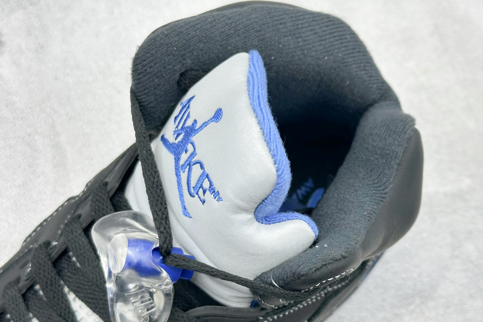 巅峰版Jordan Air Jordan 5 Retro 中帮复古篮球鞋 Air Jordan 5 Retro是耐克经典的中帮复古篮球鞋 DV4982-004
