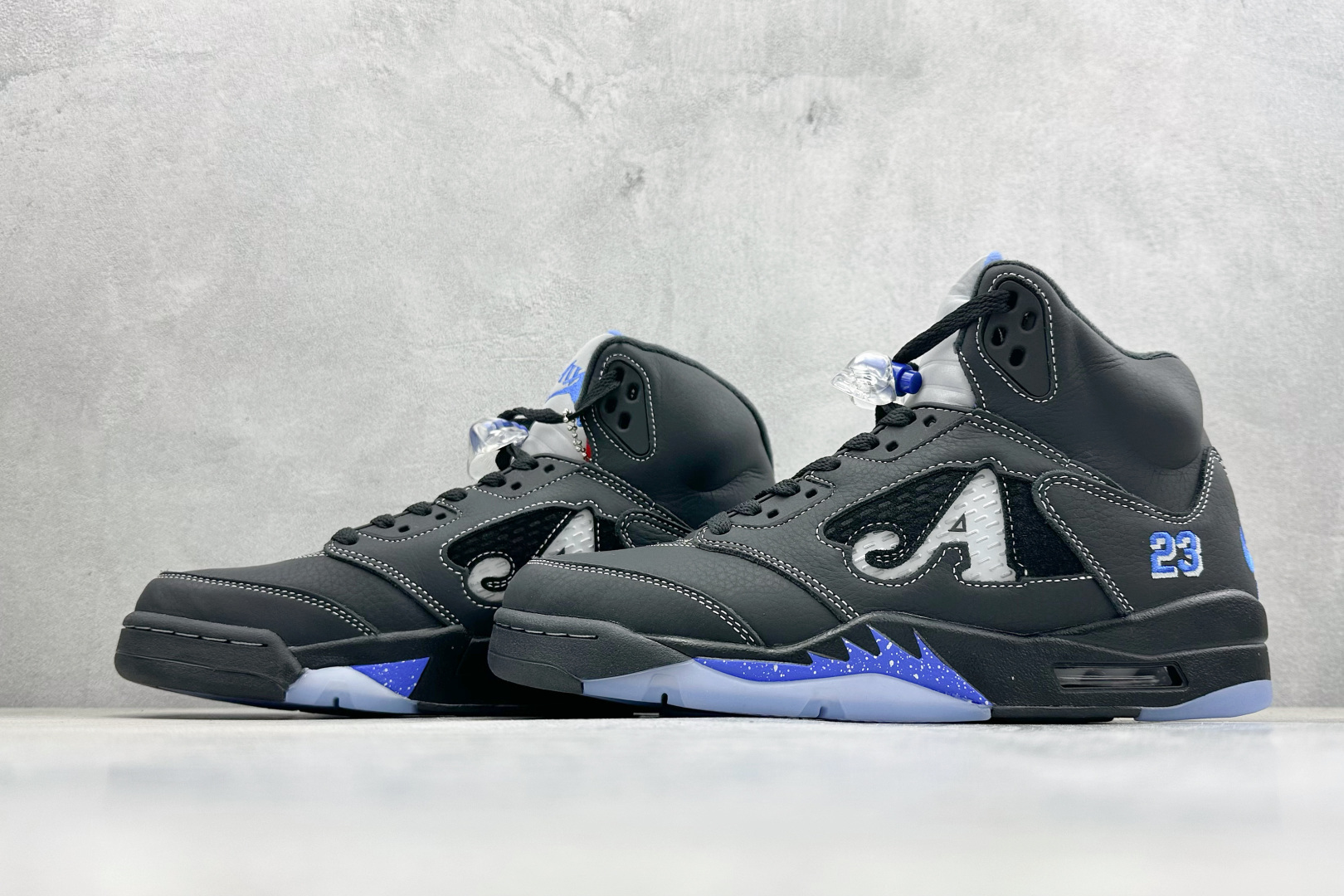 巅峰版Jordan Air Jordan 5 Retro 中帮复古篮球鞋 Air Jordan 5 Retro是耐克经典的中帮复古篮球鞋 DV4982-004