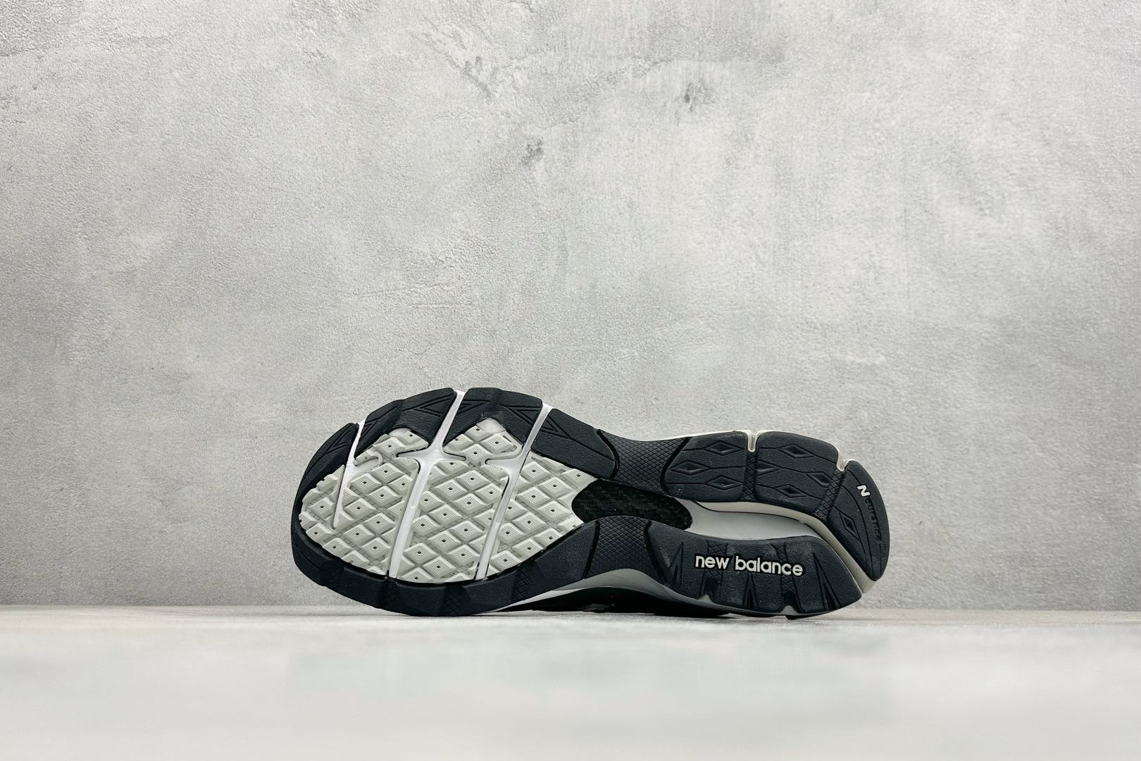 DS版New Balance 新百伦 990V3系列联名款复古休闲跑步鞋 M990GJ3 DS版New Balance 新百伦 990V3系列联名款复古休闲跑步鞋 M990GJ3