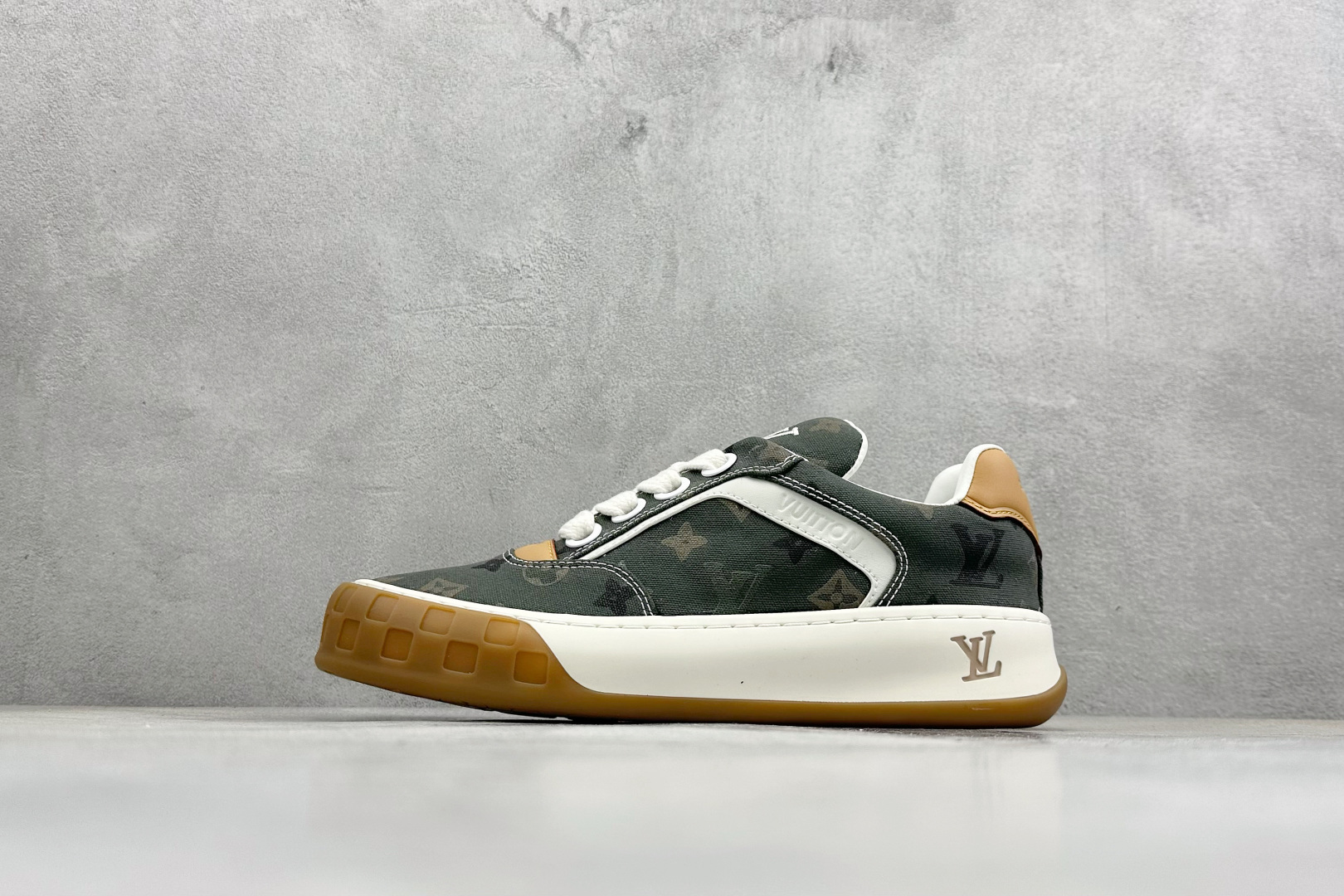 YS纯原LOUISVUITTONTilted系列|2026早春全新上架绿色 LV路易威登TiltedLowSneakers 倾斜系列低帮复古休闲运动板鞋 男鞋 YS纯原LOUISVUITTONTilted系列|2026早春全新上架绿色 LV路易威登TiltedLowSneakers 倾斜系列低帮复古休闲运动板鞋 男鞋