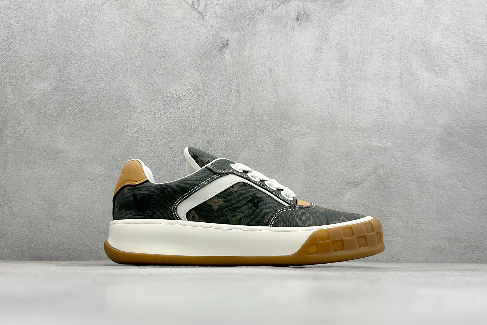 YS纯原LOUISVUITTONTilted系列|2026早春全新上架绿色 LV路易威登TiltedLowSneakers 倾斜系列低帮复古休闲运动板鞋 男鞋 YS纯原LOUISVUITTONTilted系列|2026早春全新上架绿色 LV路易威登TiltedLowSneakers 倾斜系列低帮复古休闲运动板鞋 男鞋