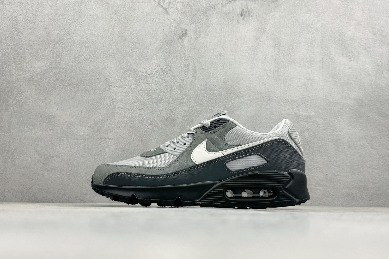 NIke Air 90小气垫运动鞋 融合经典设计线条和丰富材质 HQ3817-001 NIke Air 90小气垫运动鞋 融合经典设计线条和丰富材质 HQ3817-001