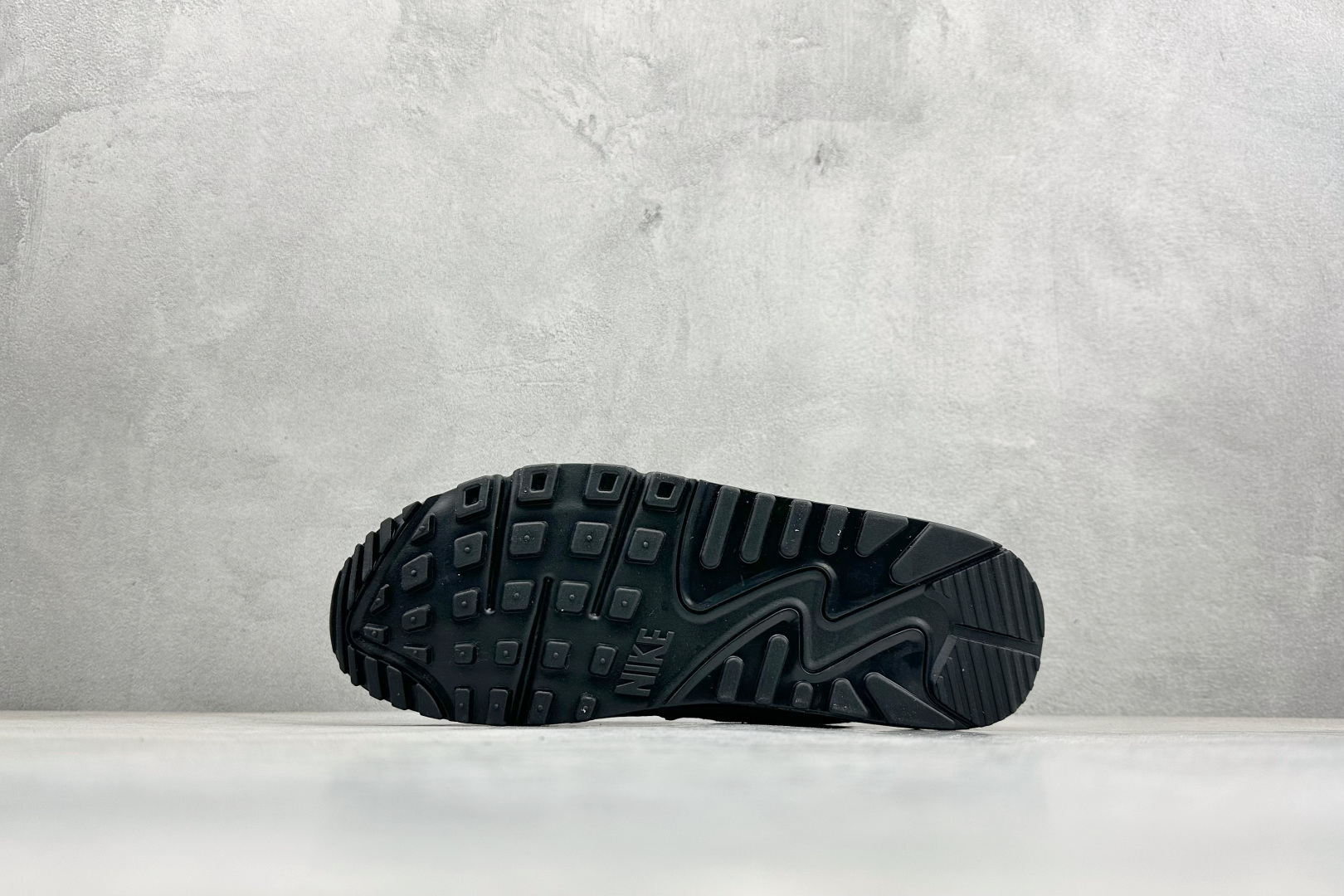 NIke Air 90小气垫运动鞋 融合经典设计线条和丰富材质 HQ3817-001 NIke Air 90小气垫运动鞋 融合经典设计线条和丰富材质 HQ3817-001